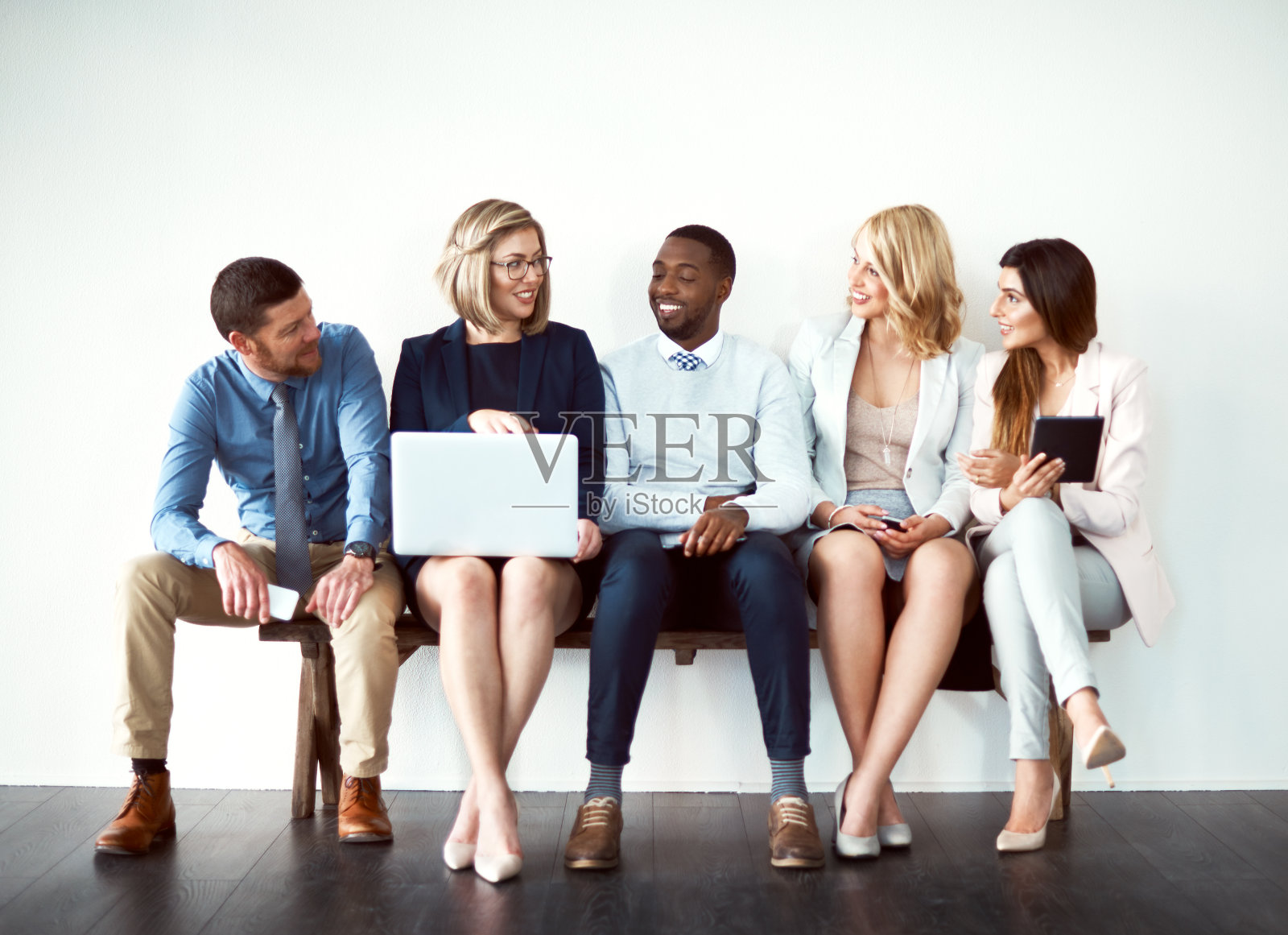 我们把电子设备放在身边照片摄影图片