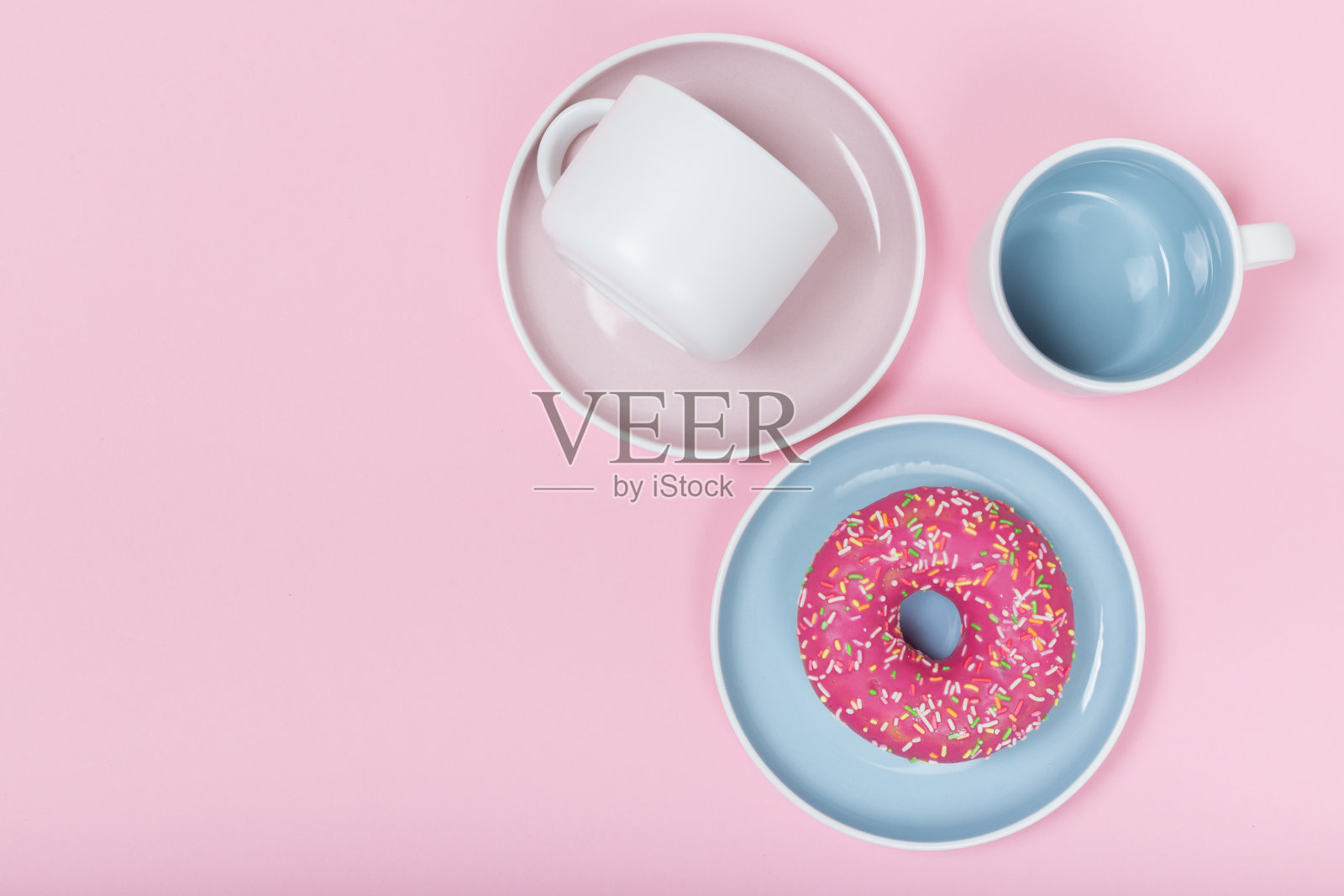 在粉红色背景下清洗餐具、咖啡或茶具。俯视图和平铺照片摄影图片