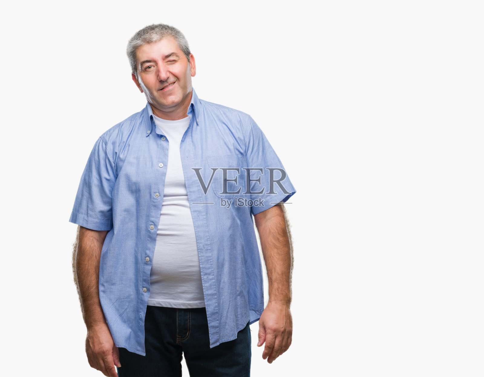 英俊的老男人隔着孤立的背景看着镜头眨着眼睛，带着性感的表情，喜气洋洋的脸。照片摄影图片