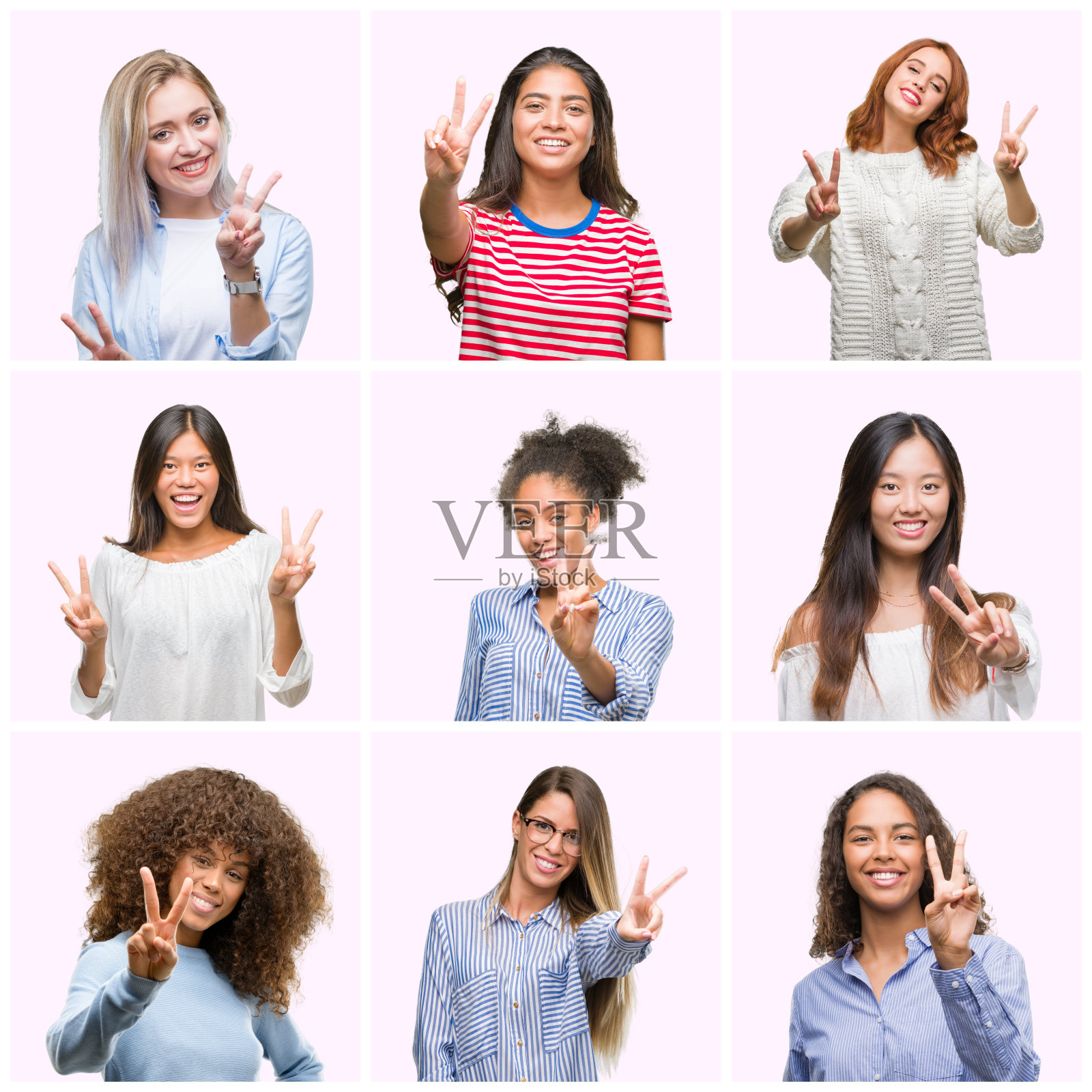 年轻女性的拼贴画在粉红色孤立的背景下微笑着看着镜头，显示手指做胜利手势。二号人物。照片摄影图片