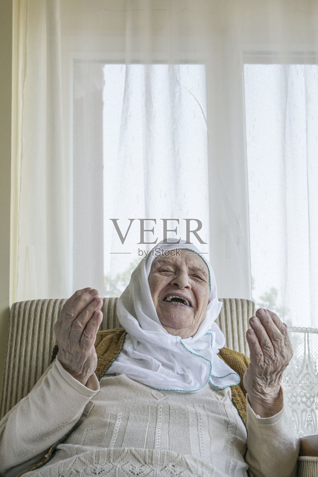 一位悲伤的老妇人在祈祷照片摄影图片