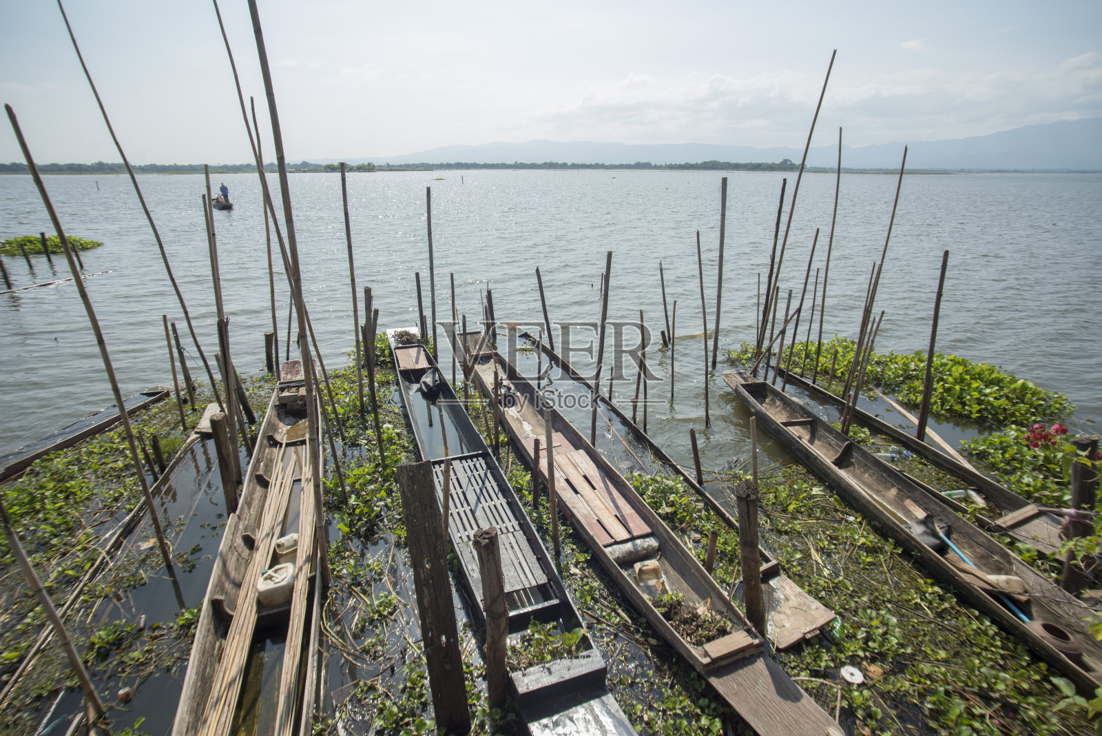 泰国法耀湖木船照片摄影图片