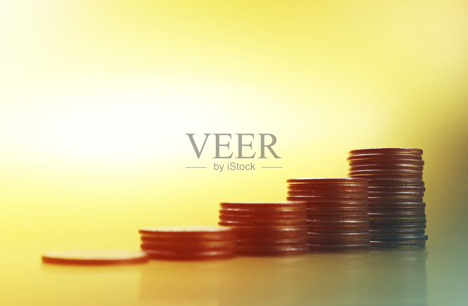 成堆的美国四分之一硬币形成一个增长图表照片摄影图片