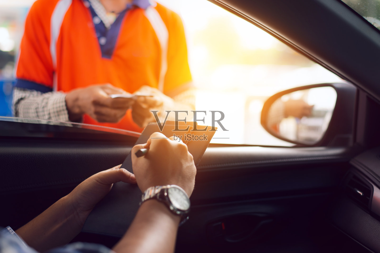 一个男人在信用卡上写着打开他的旧汽车的油箱照片摄影图片