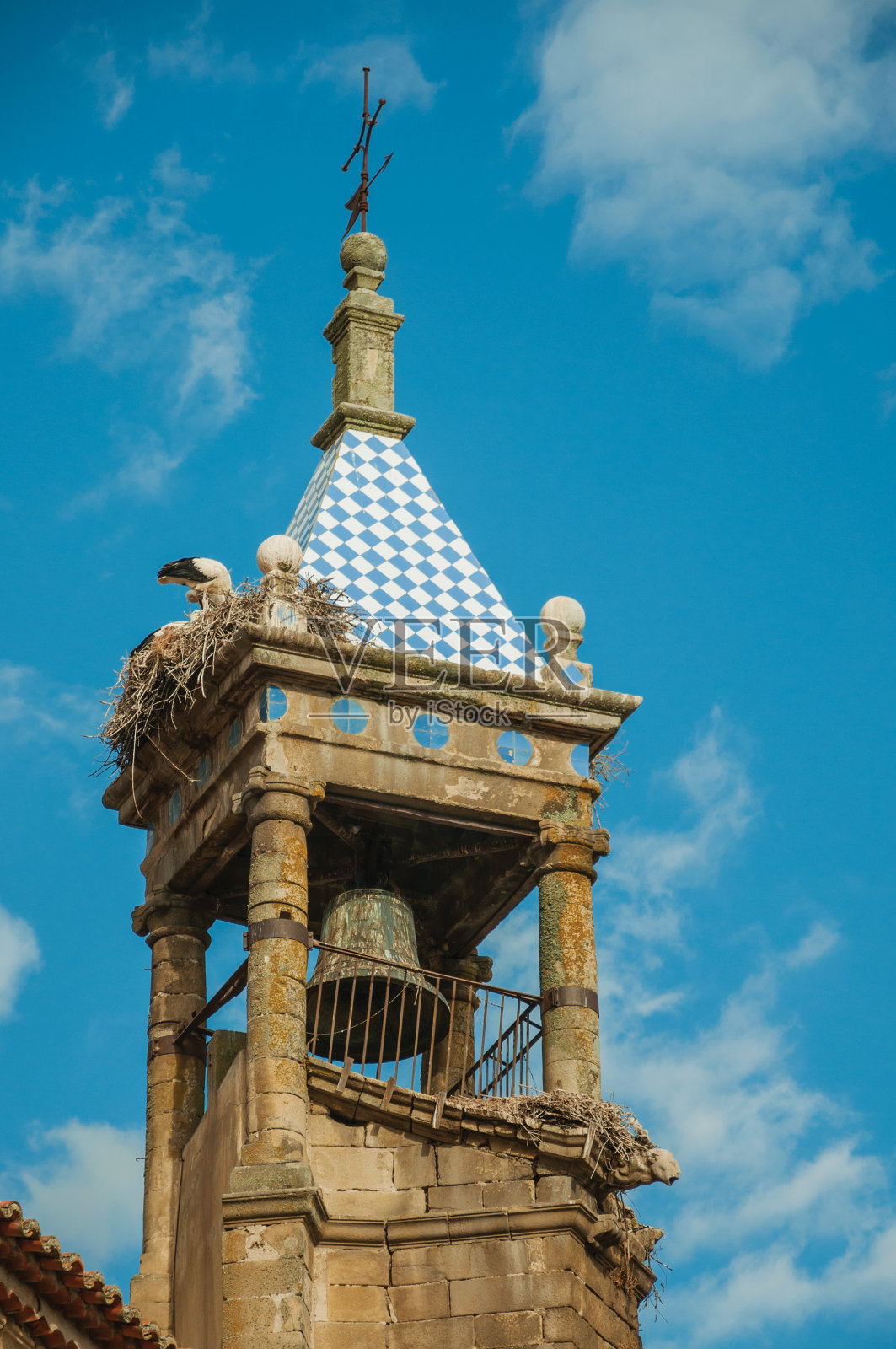 特鲁希略石风箱塔顶上的鹳巢照片摄影图片