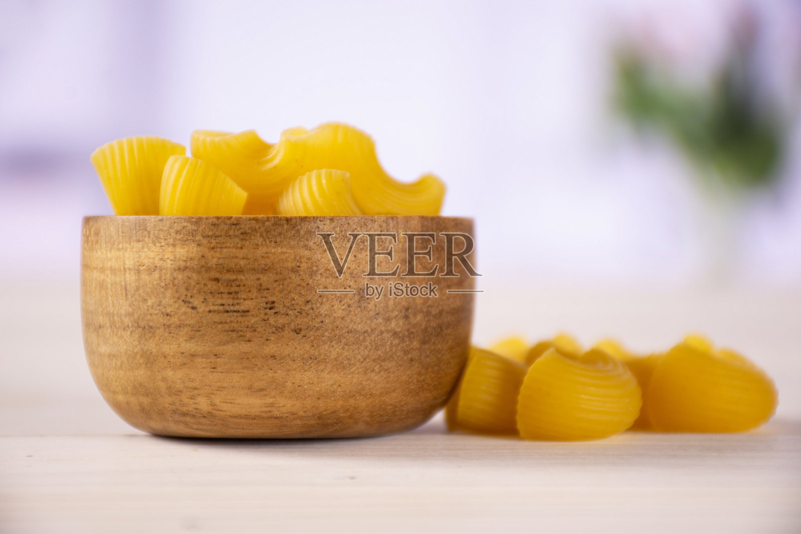 生意大利面与红色郁金香管状照片摄影图片