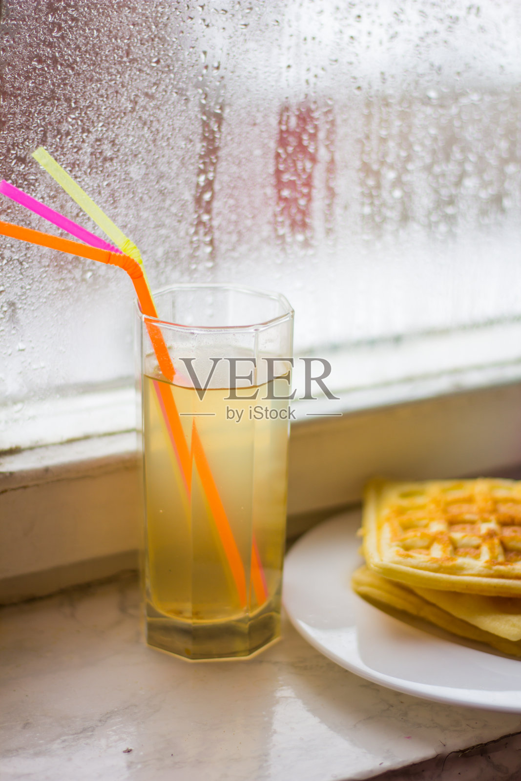 复活节卡片。篮子里有画好的鸡蛋，花瓶里有花。正统的节日。宗教照片摄影图片