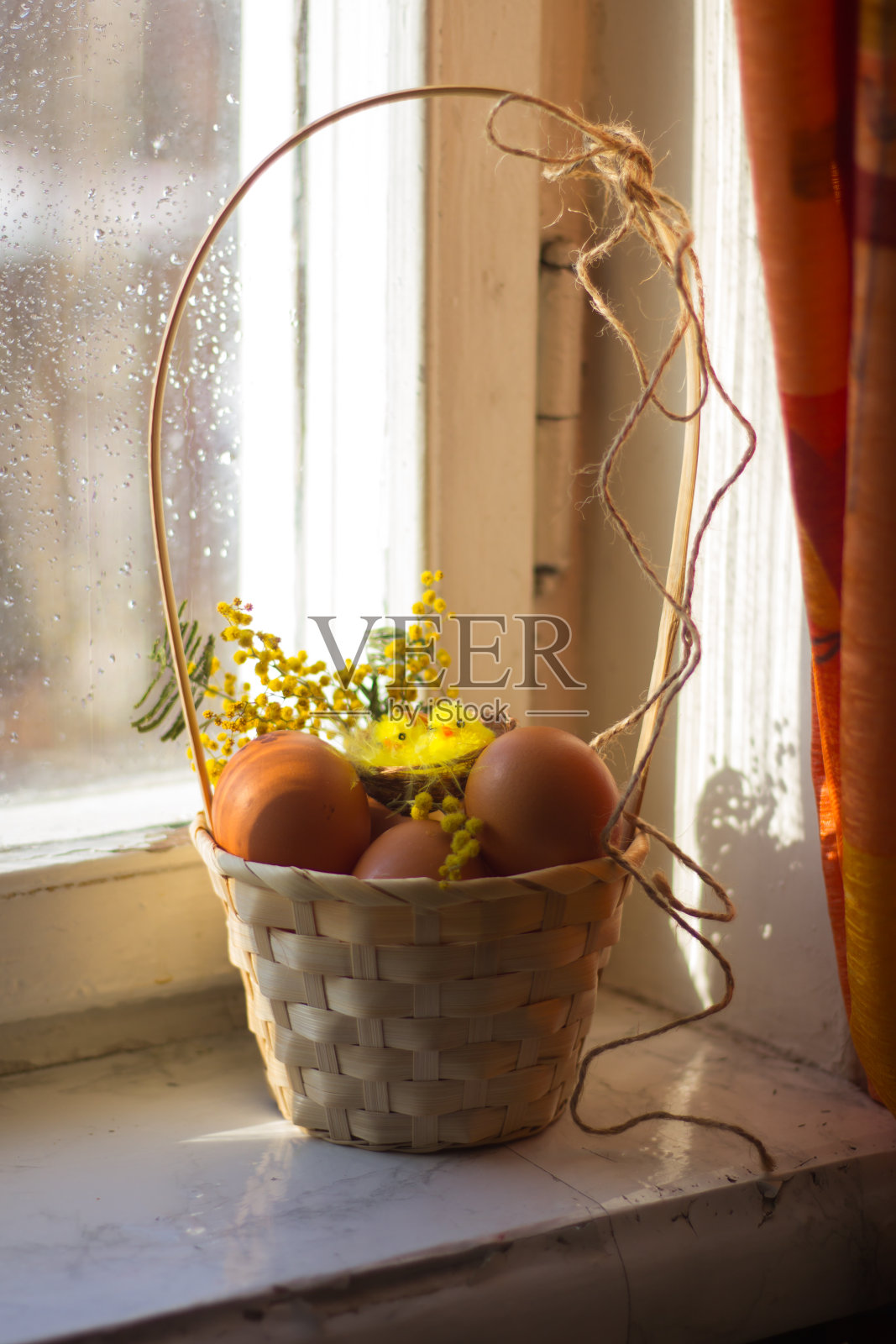 复活节卡片。篮子里有画好的鸡蛋，花瓶里有花。正统的节日。宗教照片摄影图片