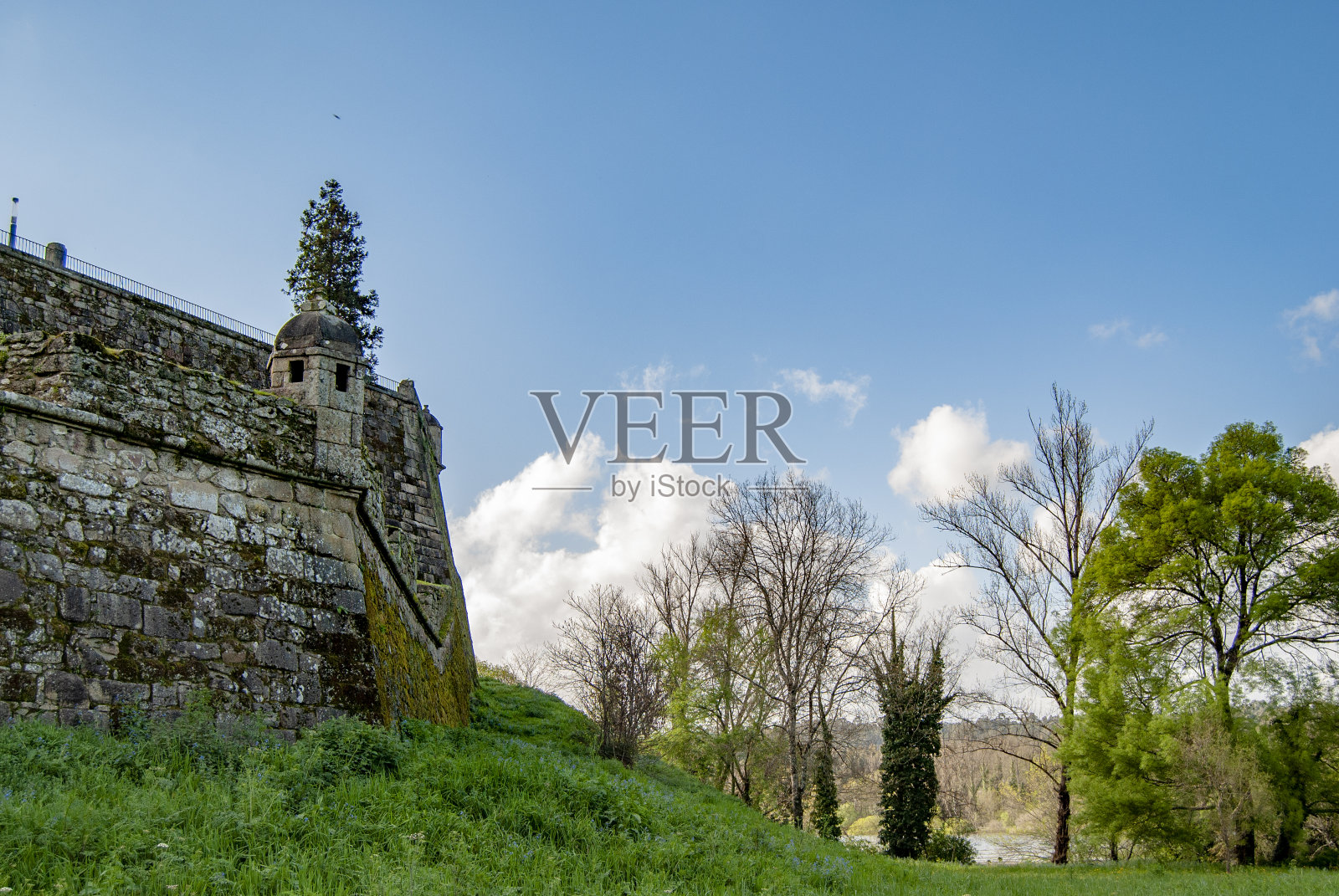 中世纪时期葡萄牙北部Moncao村的一堵墙照片摄影图片