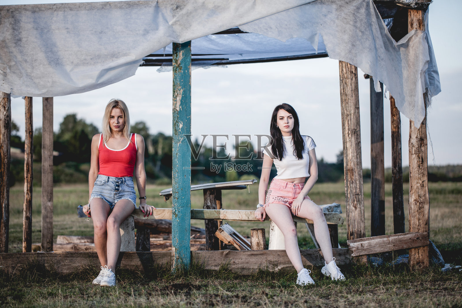 两个年轻女人在户外照片摄影图片