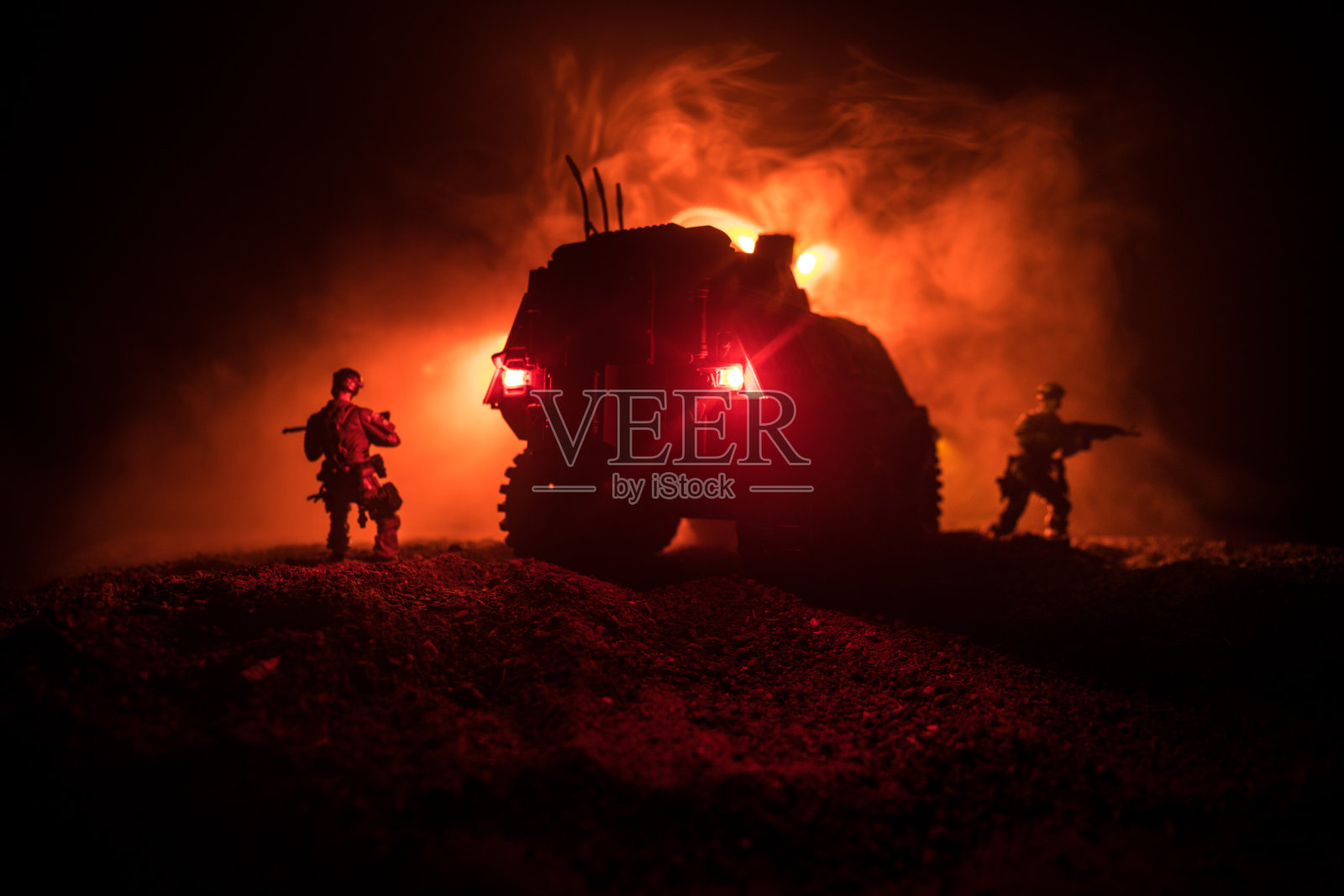 战争概念。战争迷雾天空背景下的军事剪影战斗场景，夜晚多云天际线下方的世界大战德国坦克剪影。攻击场景。装甲车。坦克战照片摄影图片