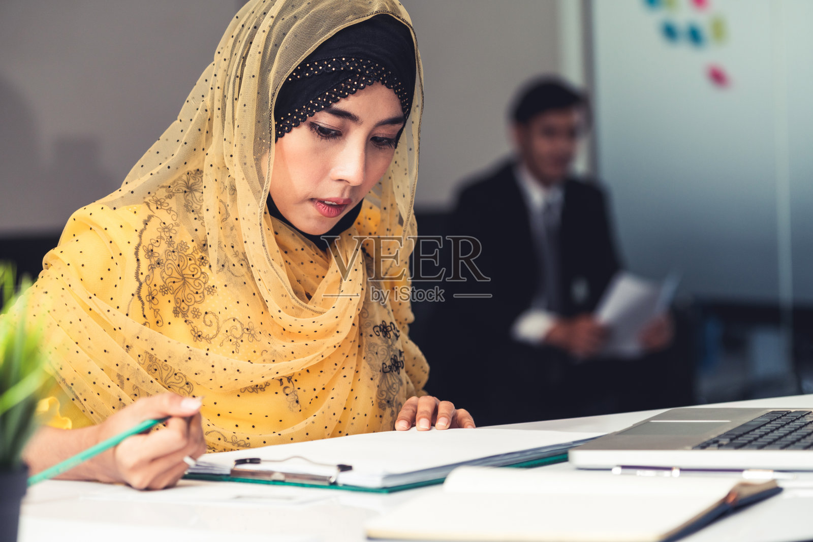 成功的中东穆斯林女商人在办公室工作。国际商业成功理念。照片摄影图片