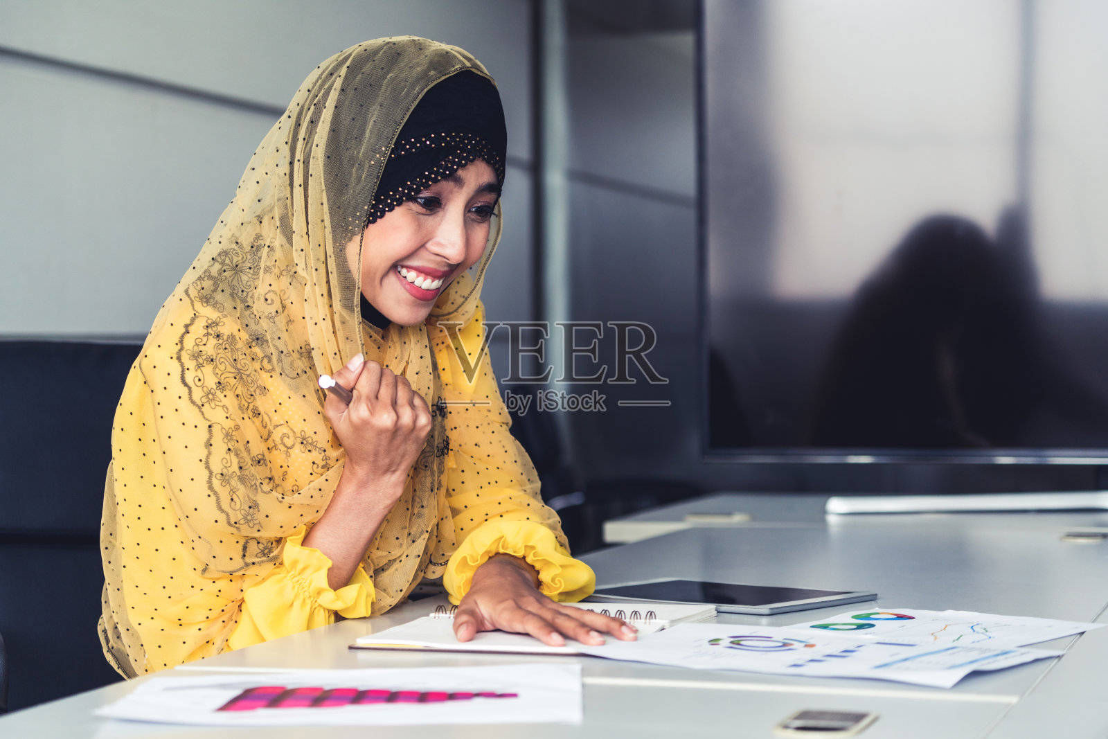成功的中东穆斯林女商人在办公室工作。国际商业成功理念。照片摄影图片