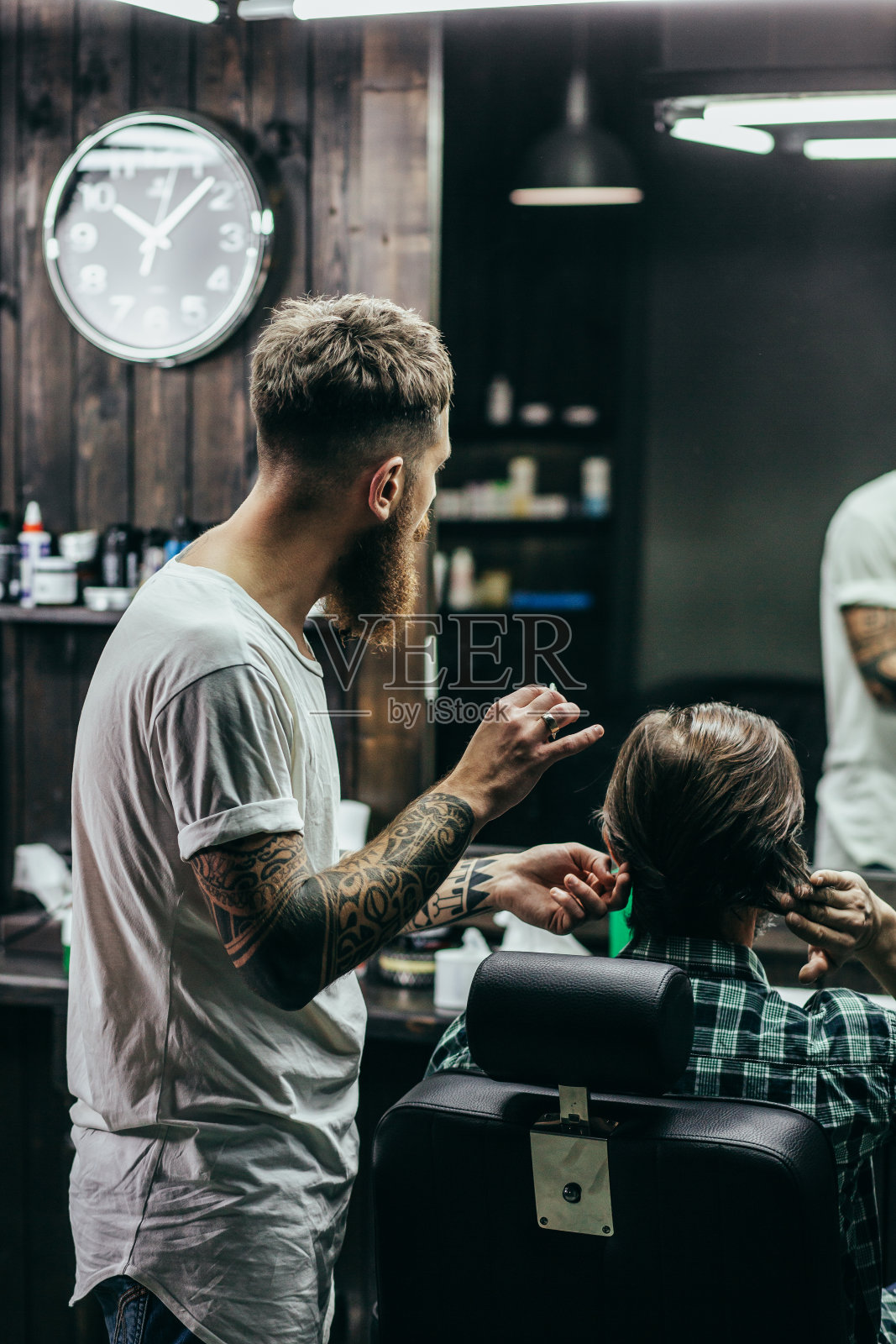 腰部以上的专业理发师站在客户旁边照片摄影图片