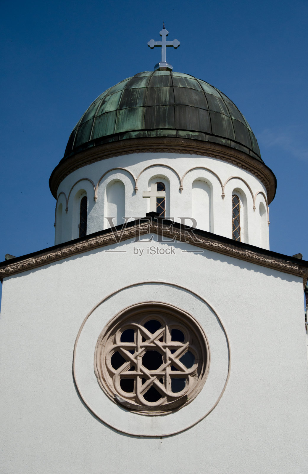 白色东正教教堂与十字架和圆形的窗户在晴天与蓝天照片摄影图片