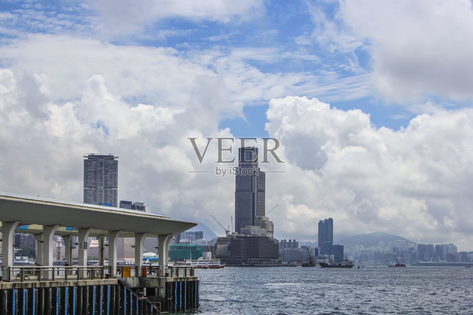 香港的维多利亚港和港口下的蓝天白云。照片摄影图片