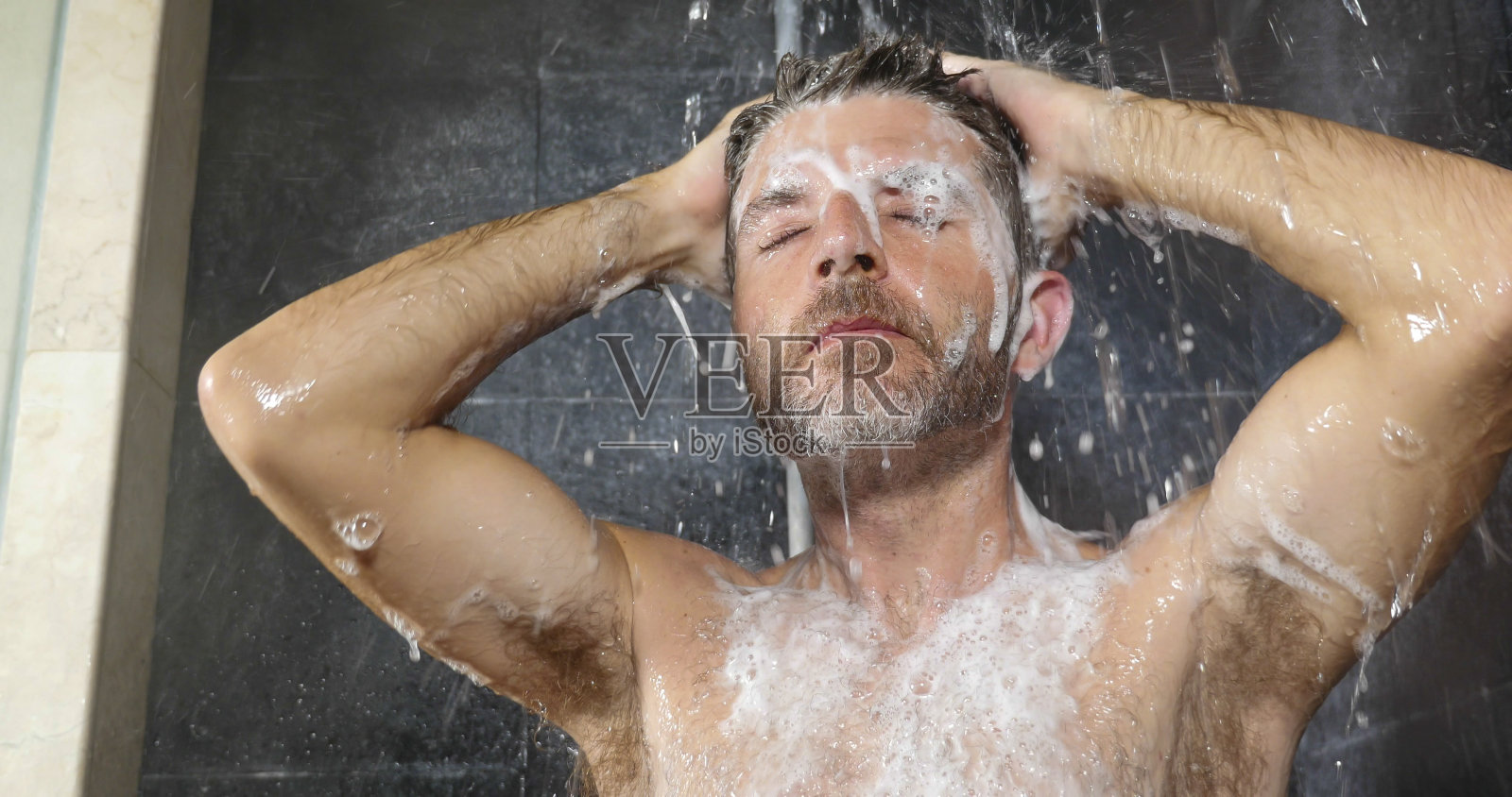 自然的脸肖像年轻有吸引力和快乐的男人在家里或健身房浴室享受早上淋浴洗他的头发用洗发水在卫生生活方式的例行放松和愉快照片摄影图片