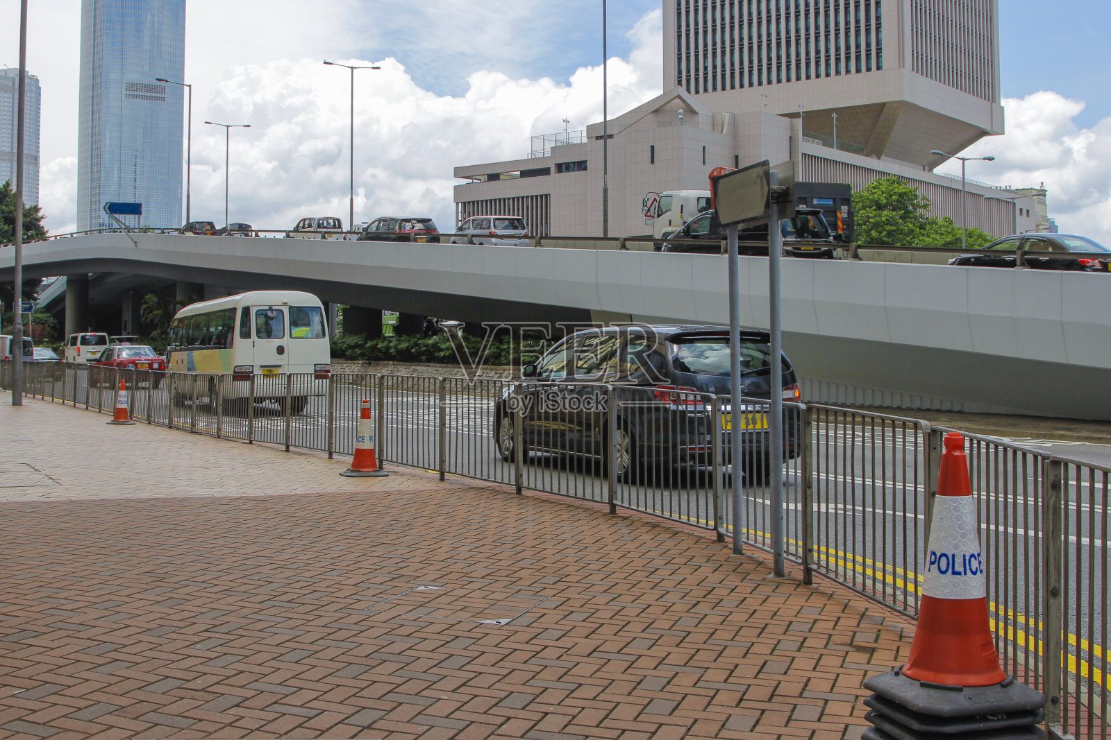 香港的道路交通和现代化的建筑物。照片摄影图片