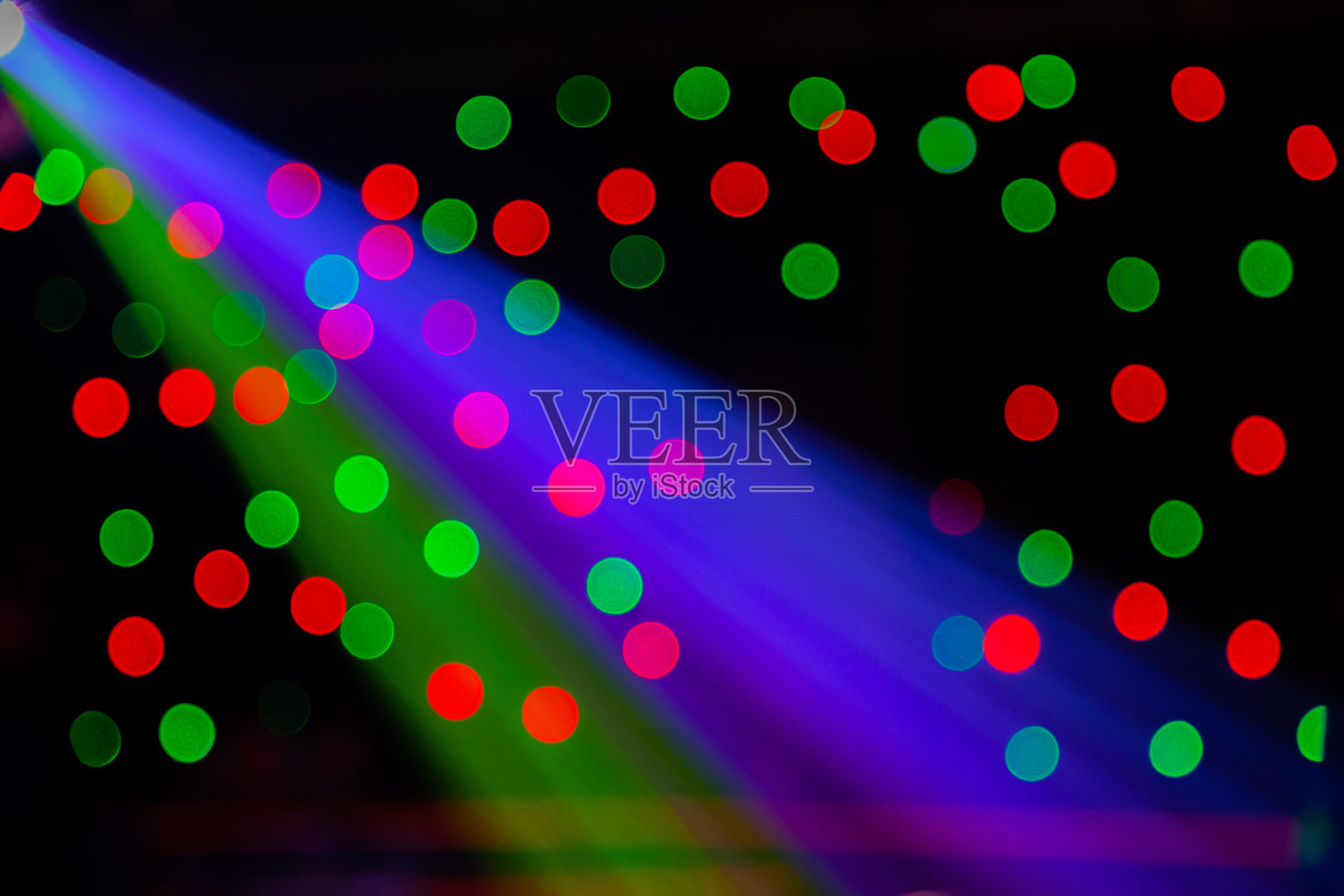 中红色和绿色的散焦颜色从夜总会在澳大利亚在黑色的背景。狂欢节或夜猫子促销的灵感。照片摄影图片