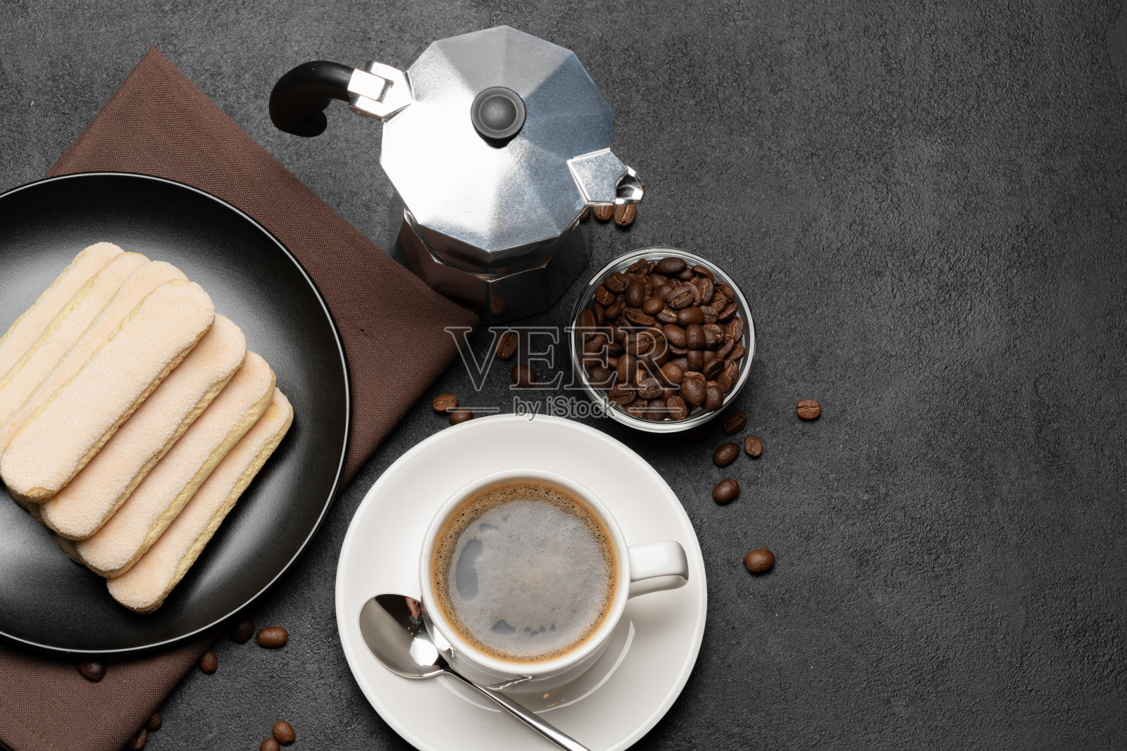 意大利Savoiardi手指饼干和一杯咖啡在混凝土背景下照片摄影图片