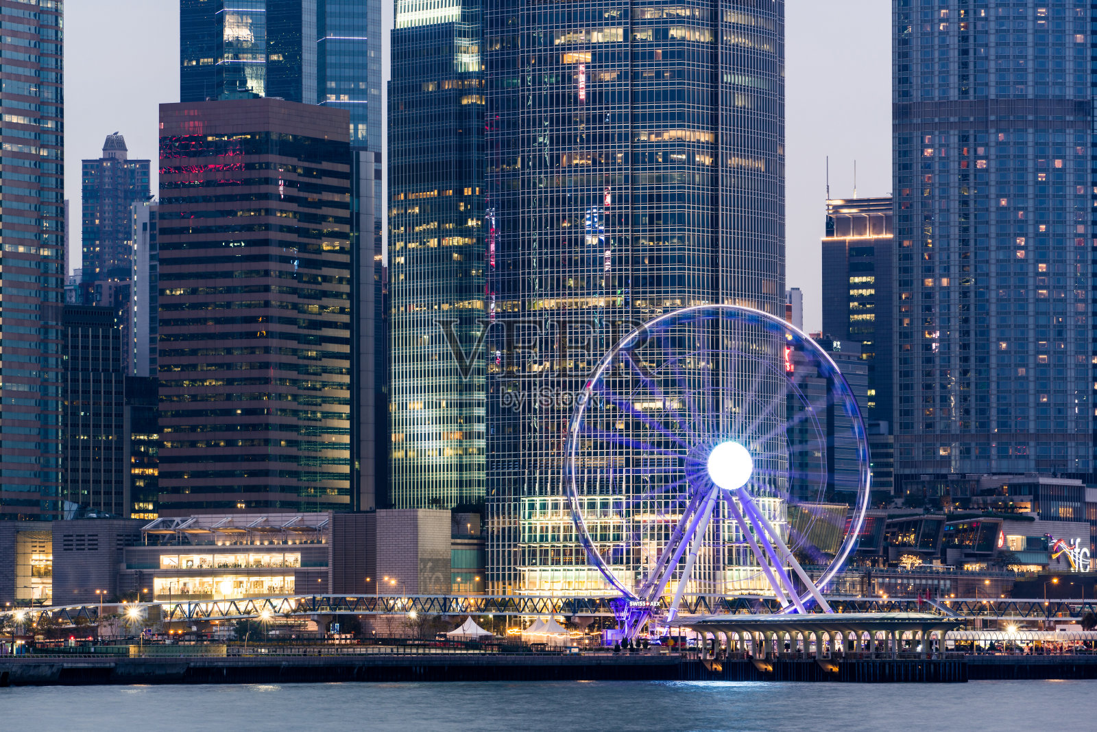 办公大楼窗户，冷色调照片摄影图片