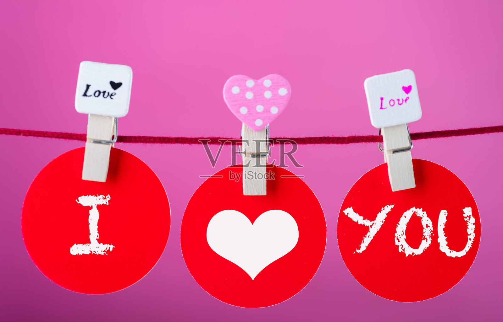 纸条挂在带锁的绳子上照片摄影图片