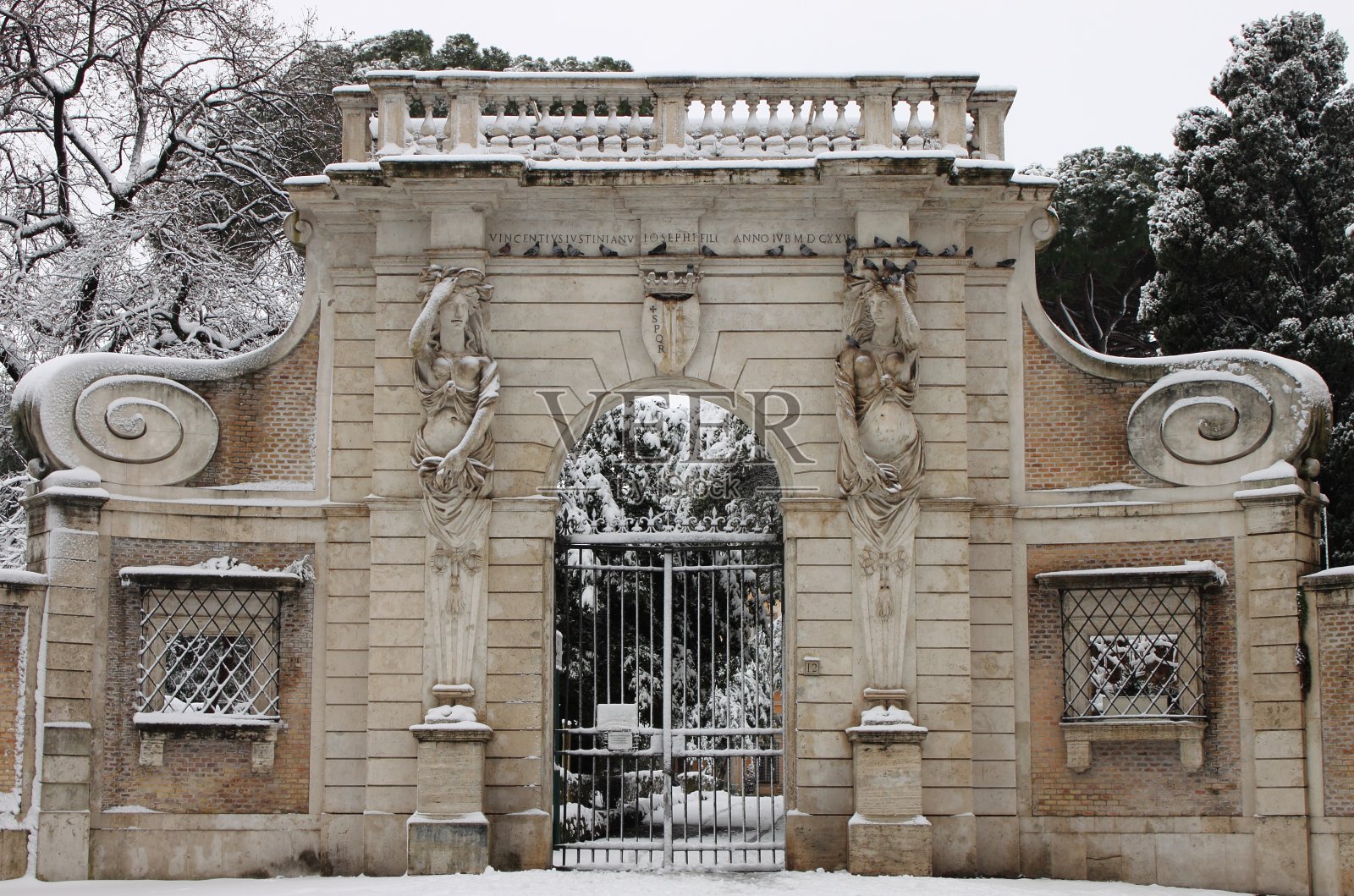 罗马雪下的克莱蒙塔纳别墅照片摄影图片
