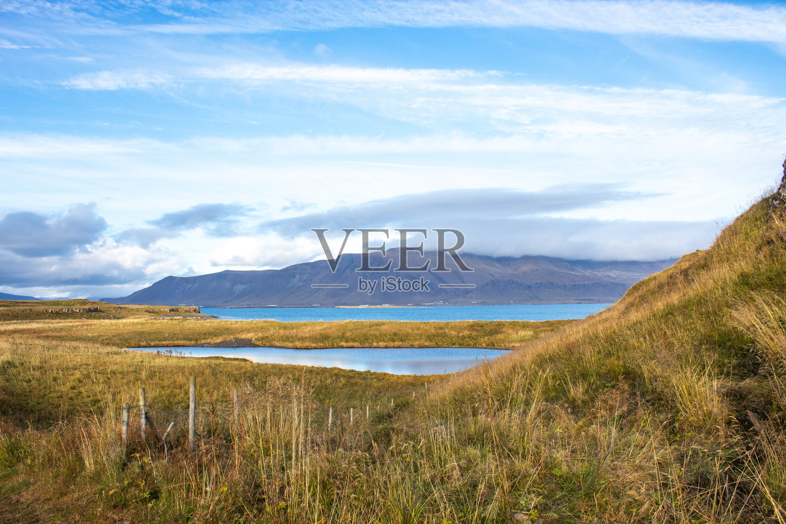在冰岛的山区徒步旅行照片摄影图片