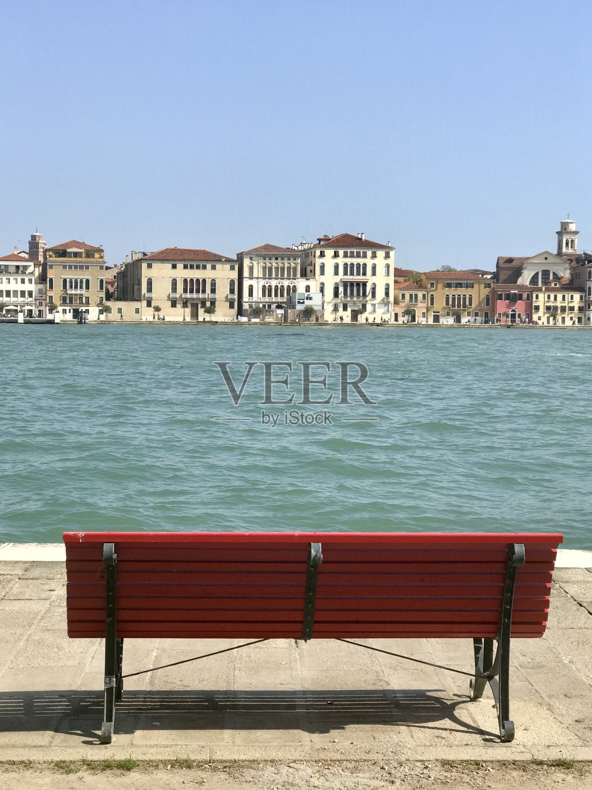 意大利威尼斯运河上的红色长凳照片摄影图片