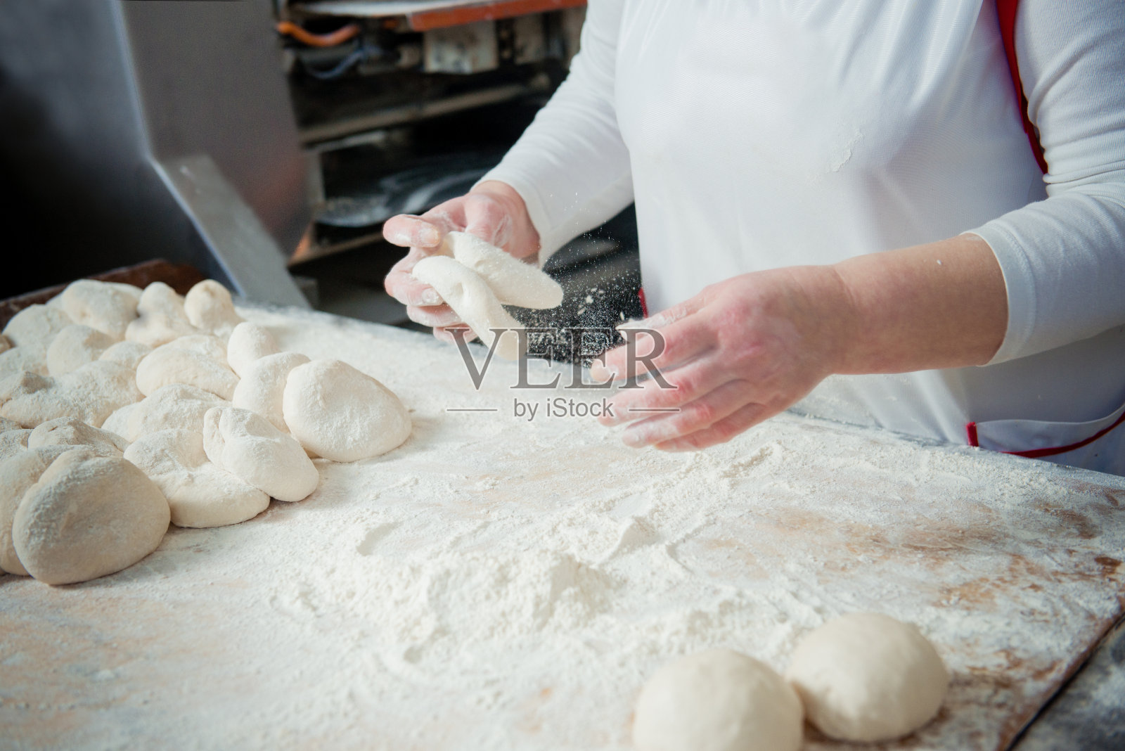 面包师用生面团做面包照片摄影图片