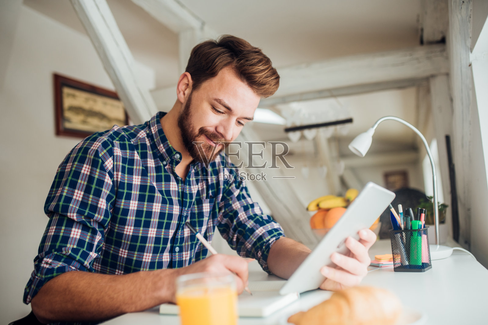 年轻人的笔迹照片摄影图片