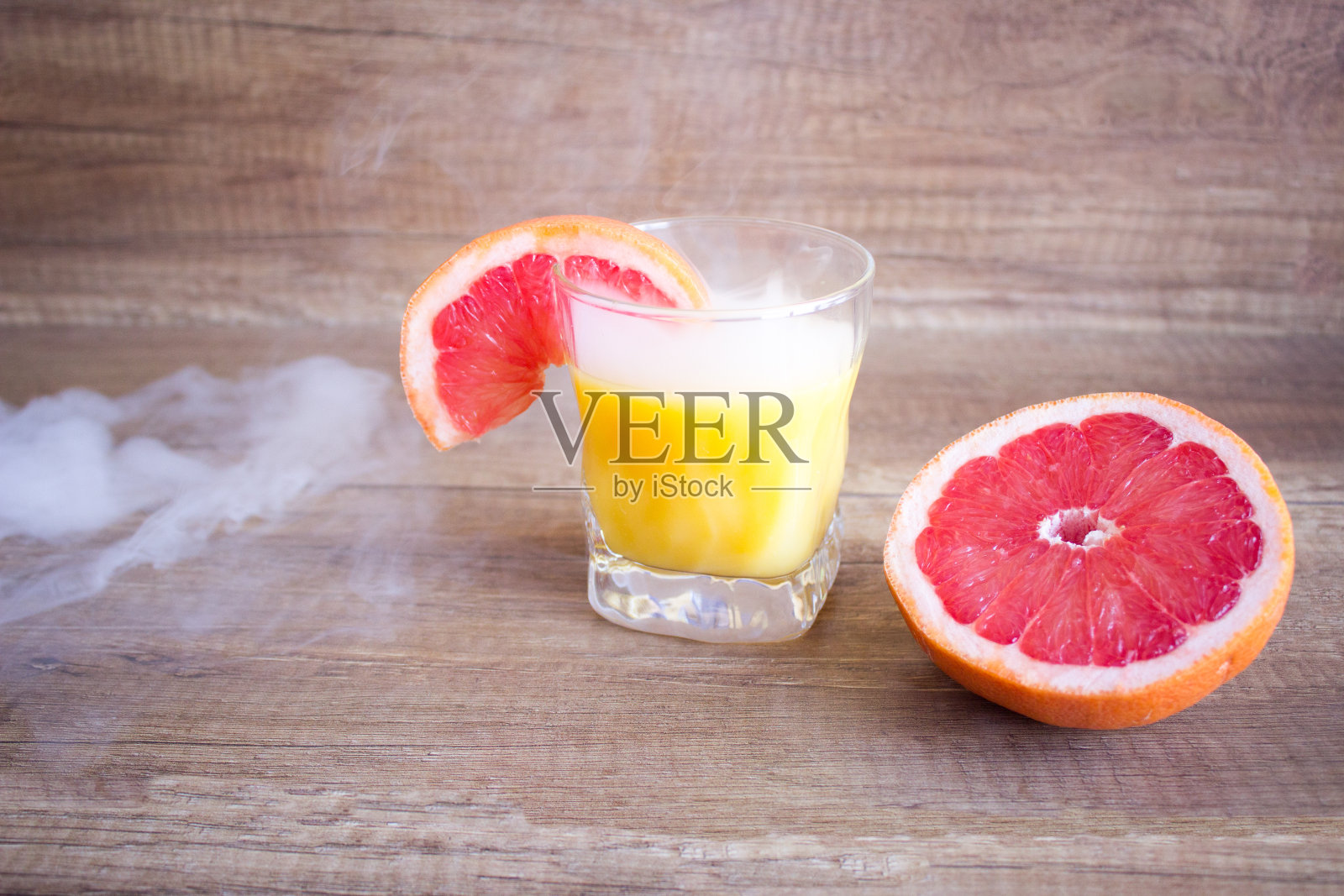 葡萄柚汁，夏日鸡尾酒配薯片。清凉的鸡尾酒和葡萄柚。清凉的鸡尾酒照片摄影图片