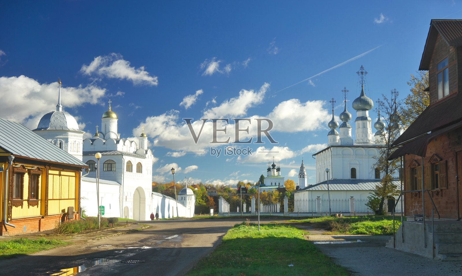 苏兹达尔的秋天风景。照片摄影图片