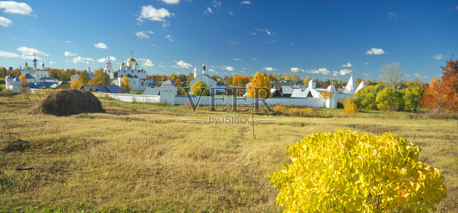 苏兹达尔的秋天风景。照片摄影图片