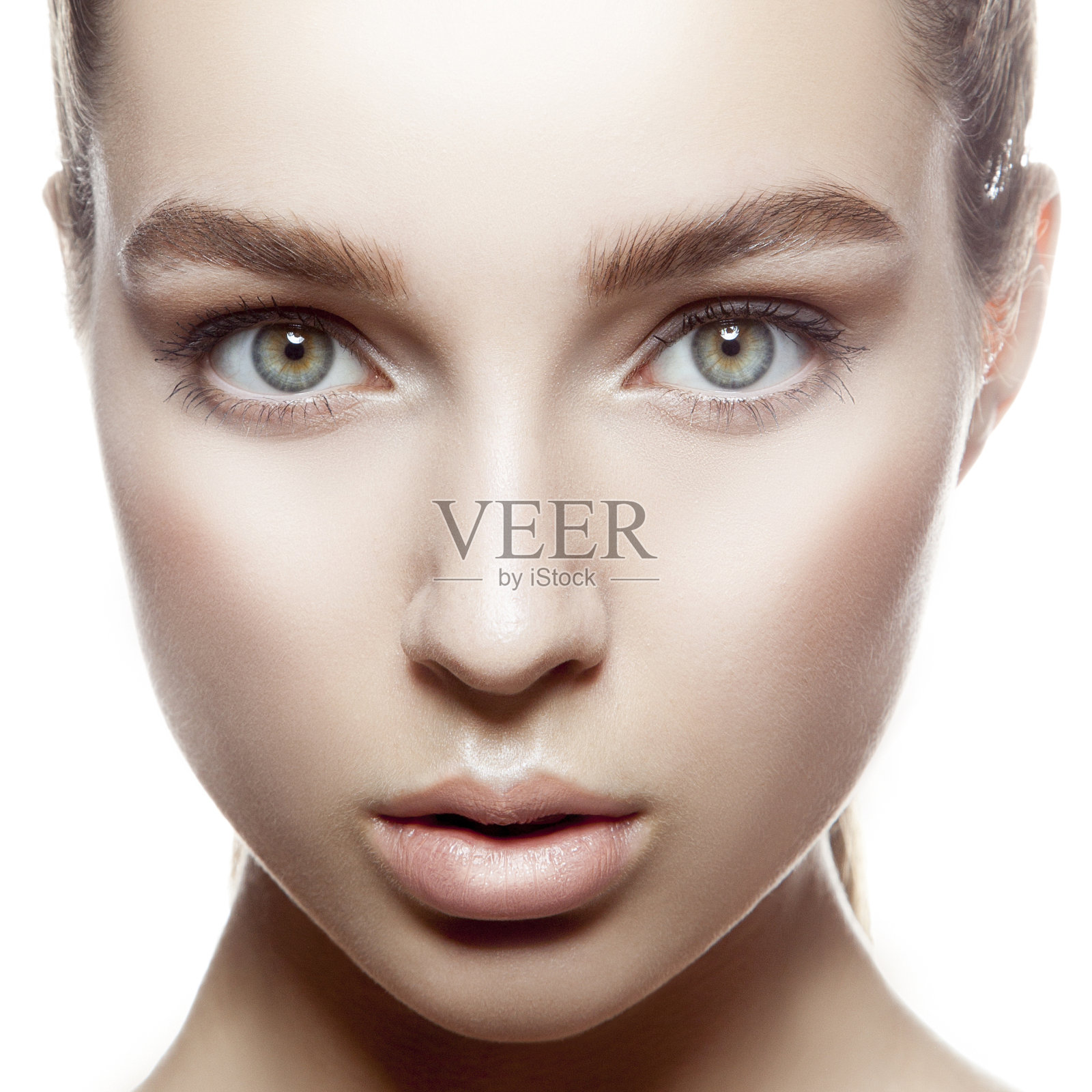 惊讶的女孩美丽的脸。工作室肖像。完美的皮肤。天然的化妆品照片摄影图片