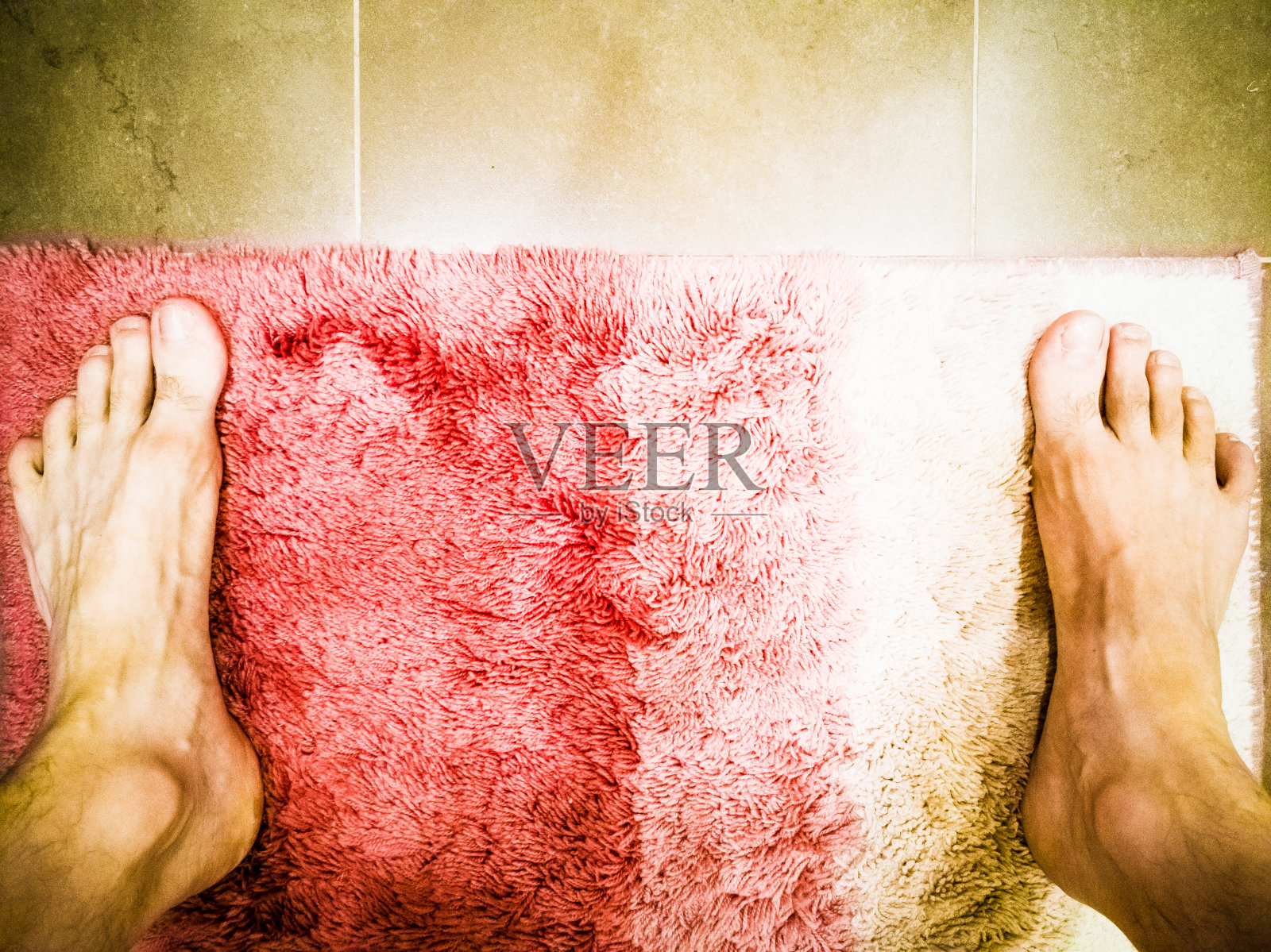 脚放在浴室地板上照片摄影图片