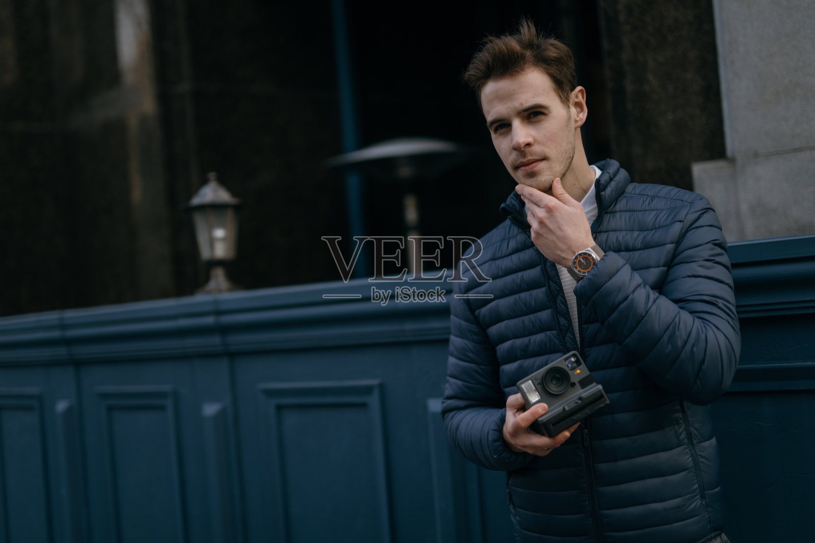 拿着旧相机的家伙照片摄影图片