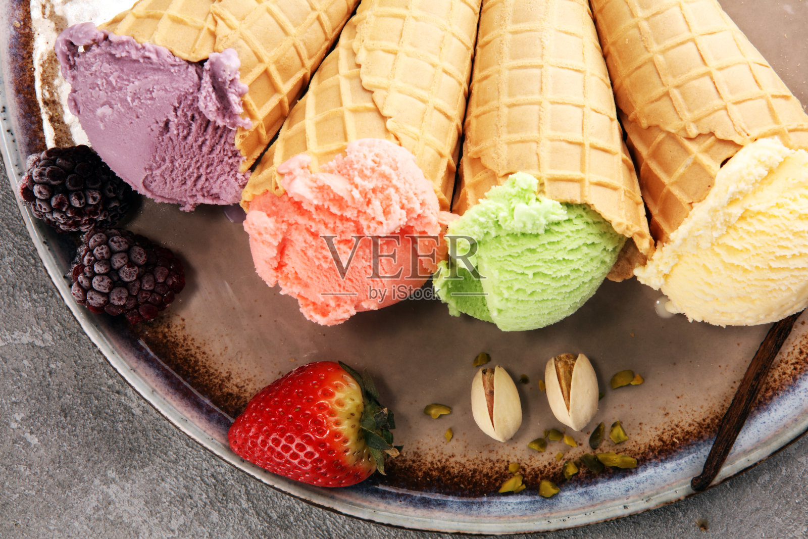 一套不同颜色和口味的冰淇淋球照片摄影图片