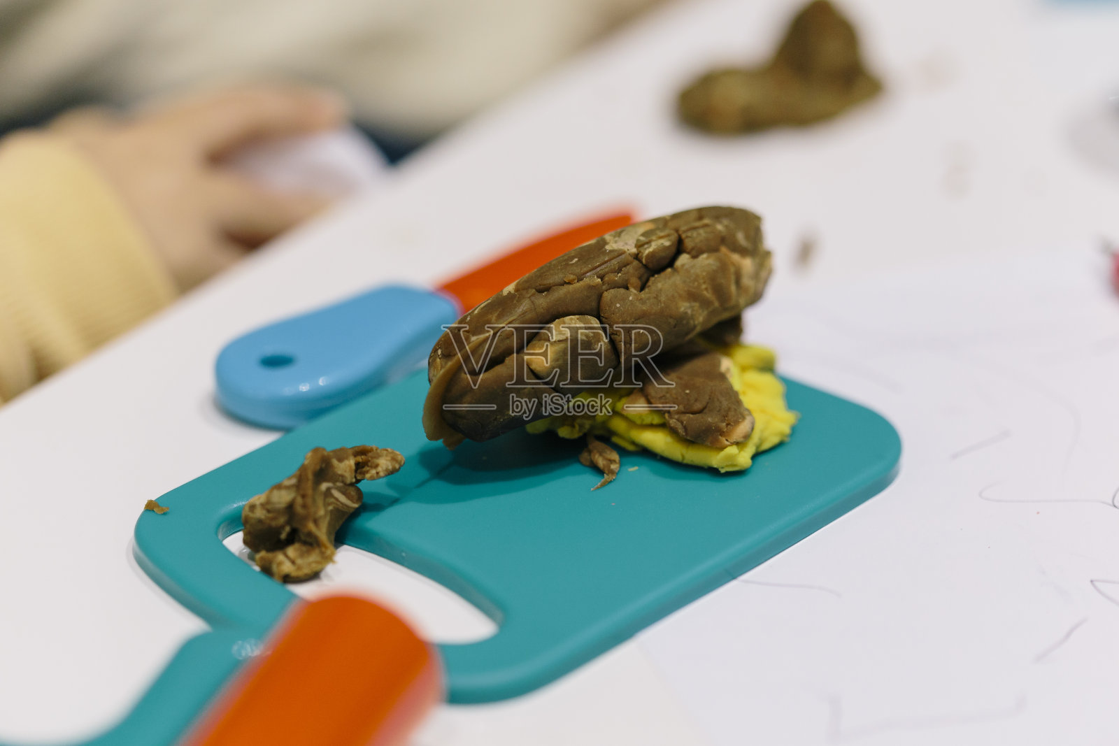 白色的桌子上放着玩具橡皮泥和塑料工具照片摄影图片