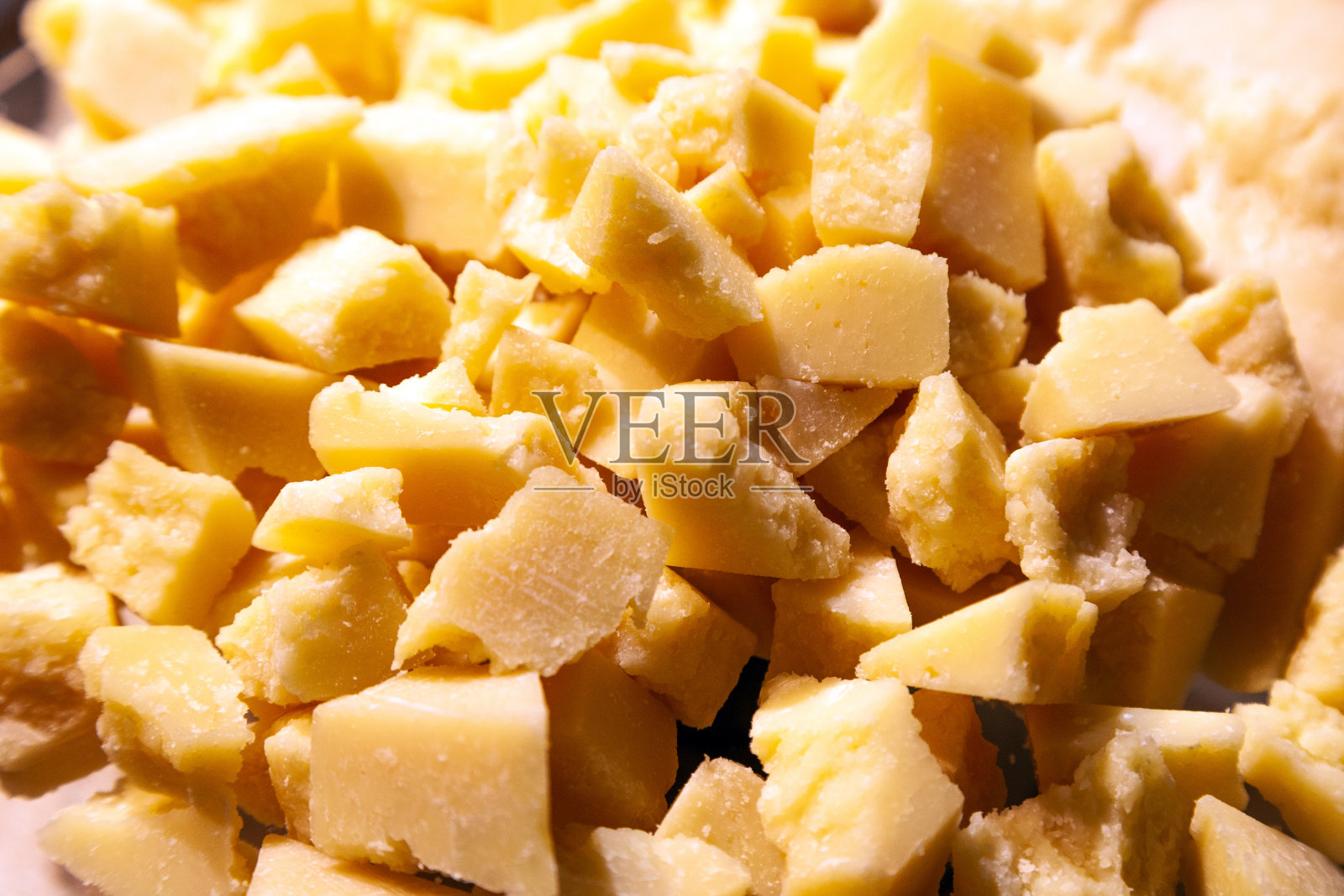 近距离拍摄意大利帕尔玛干酪碎片。概念游览奶酪工厂照片摄影图片