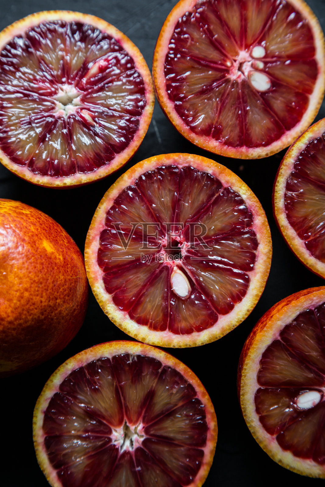 深色背景上的红色橙色照片摄影图片