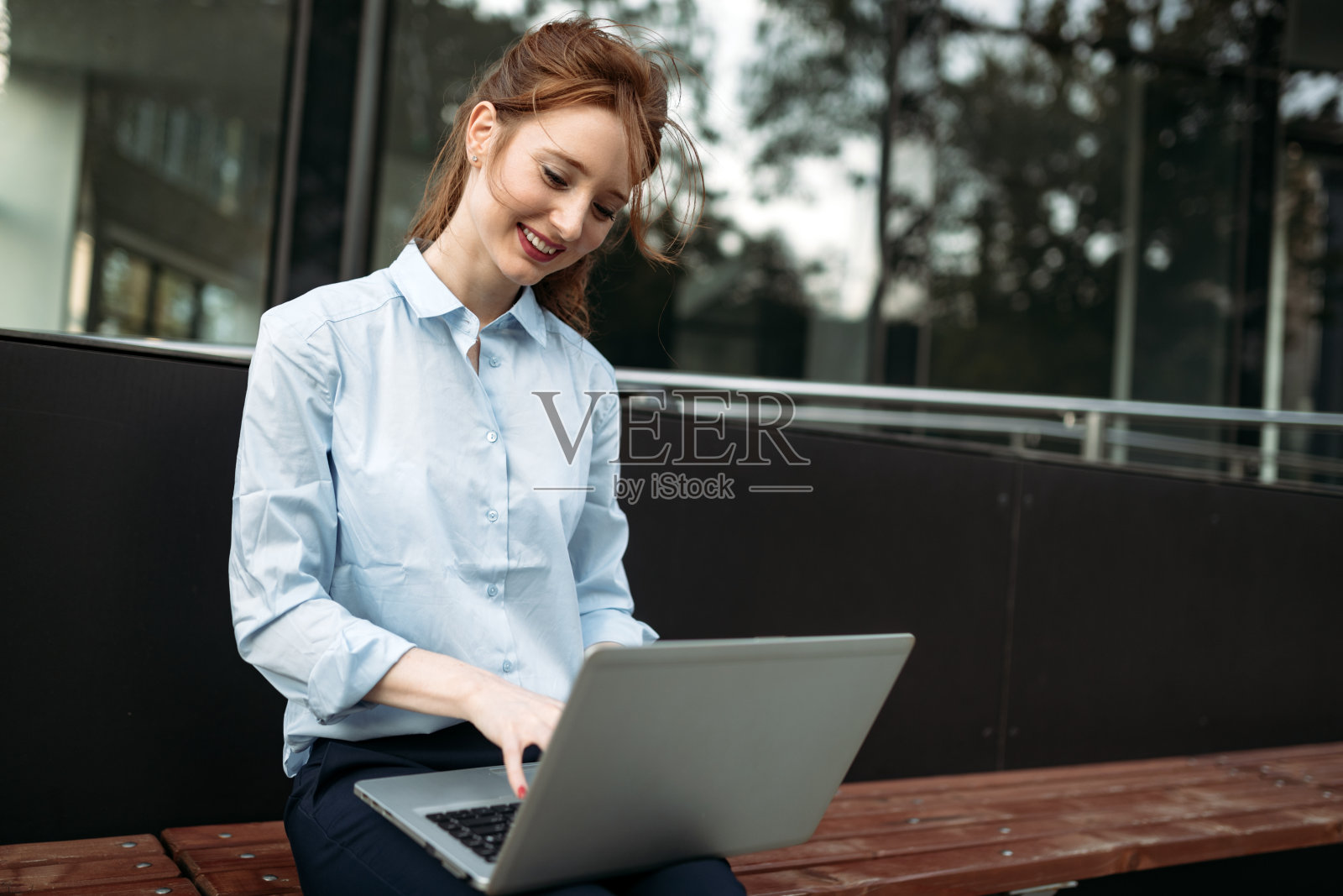 一个微笑着的成功女商人的肖像照片摄影图片