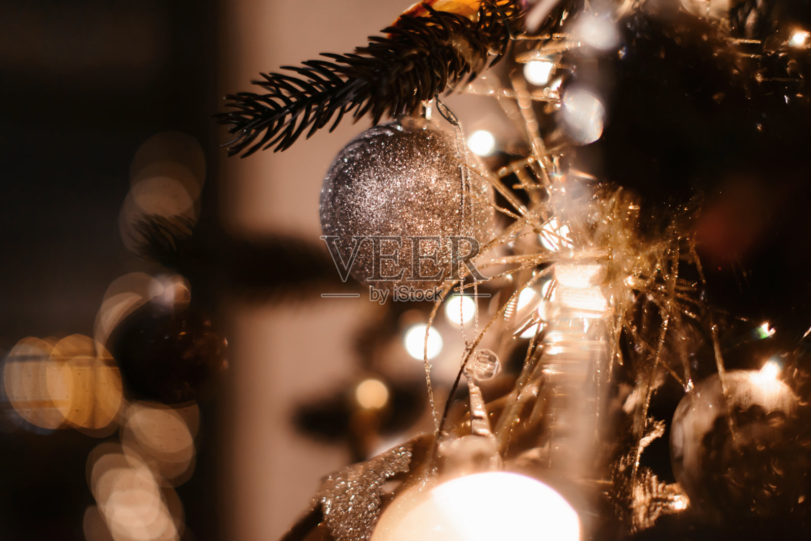 圣诞快乐，新年快乐!在室内装饰圣诞树。微距或近景圣诞树装饰橙色和嘉年华面具。礼品盒背景2019礼品卡照片摄影图片