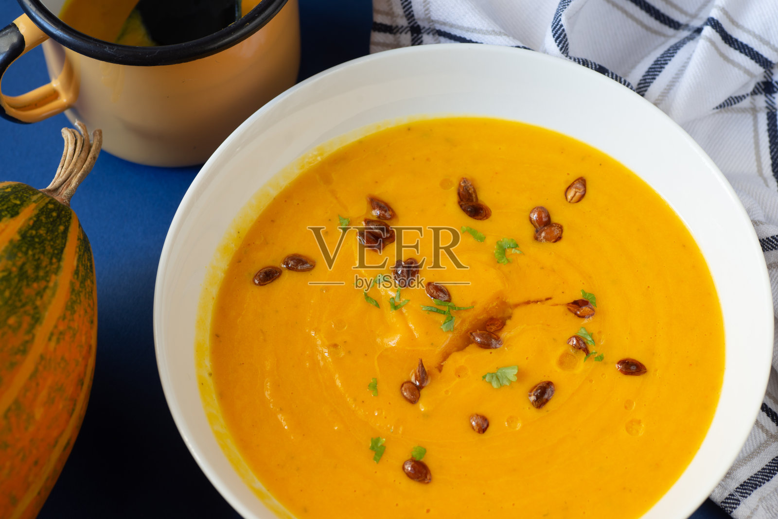 白盘子里的南瓜汤照片摄影图片