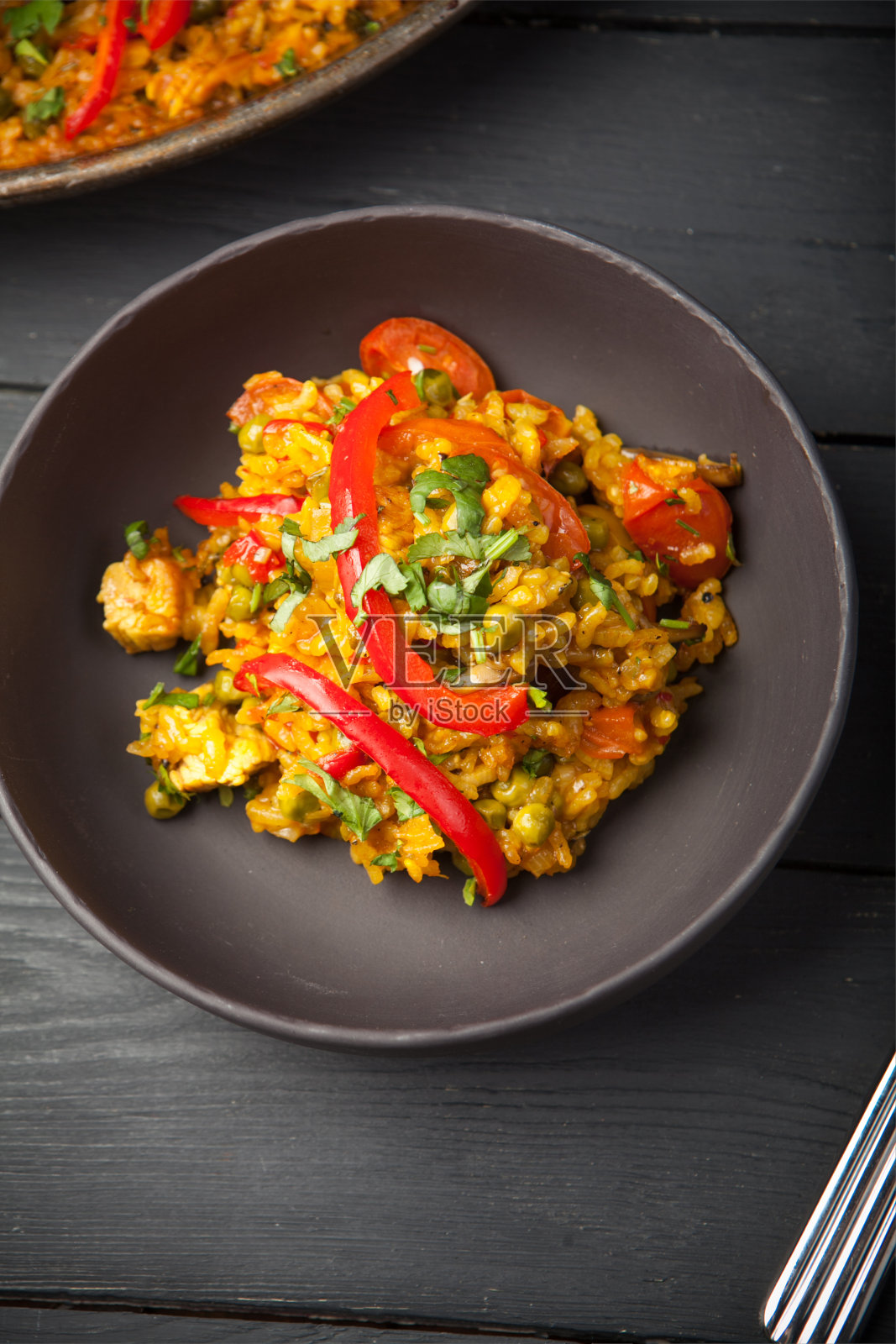 木桌上的锅里放着新鲜的海鲜饭照片摄影图片