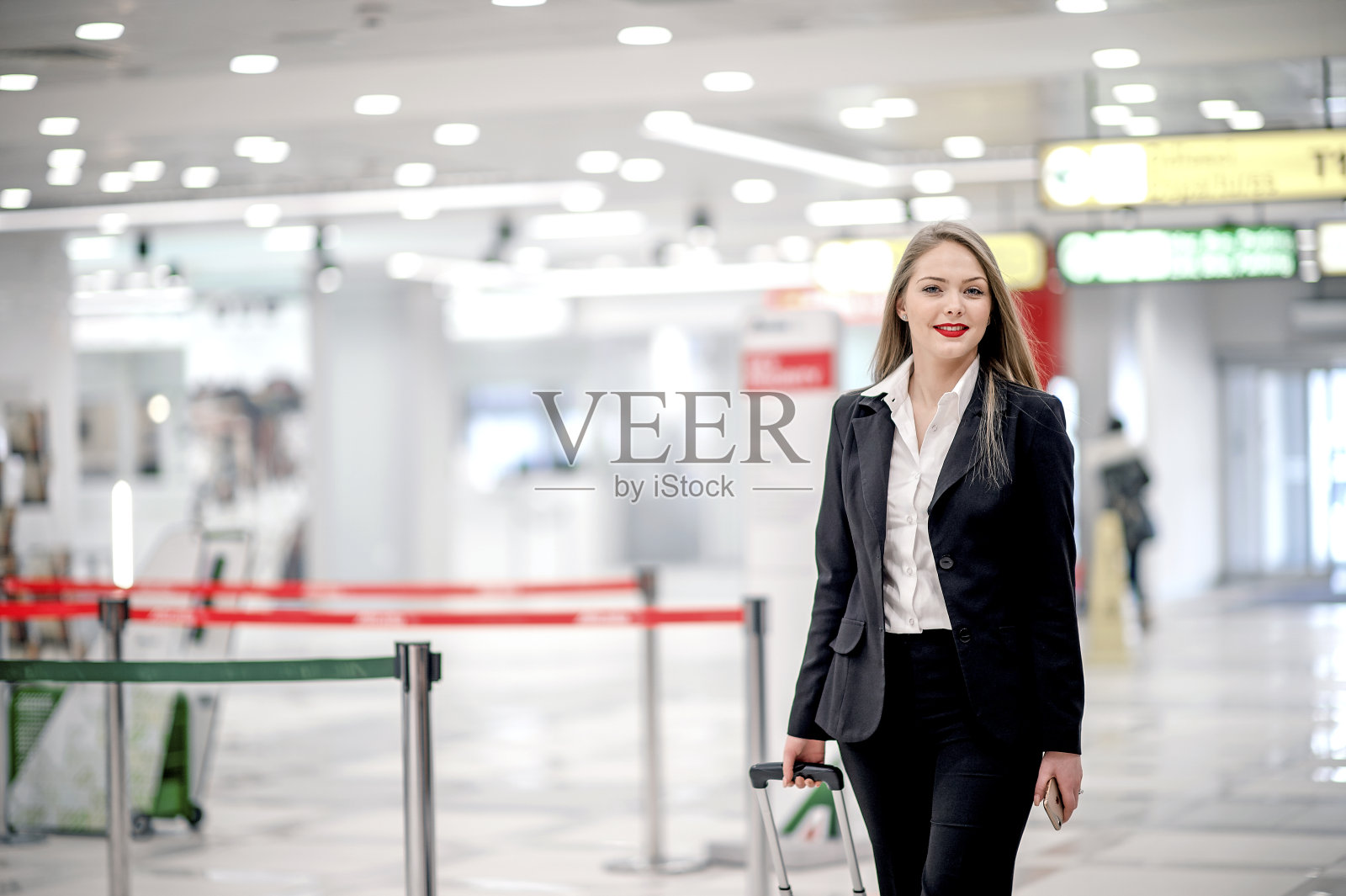 一位年轻女子走进机场候机楼照片摄影图片