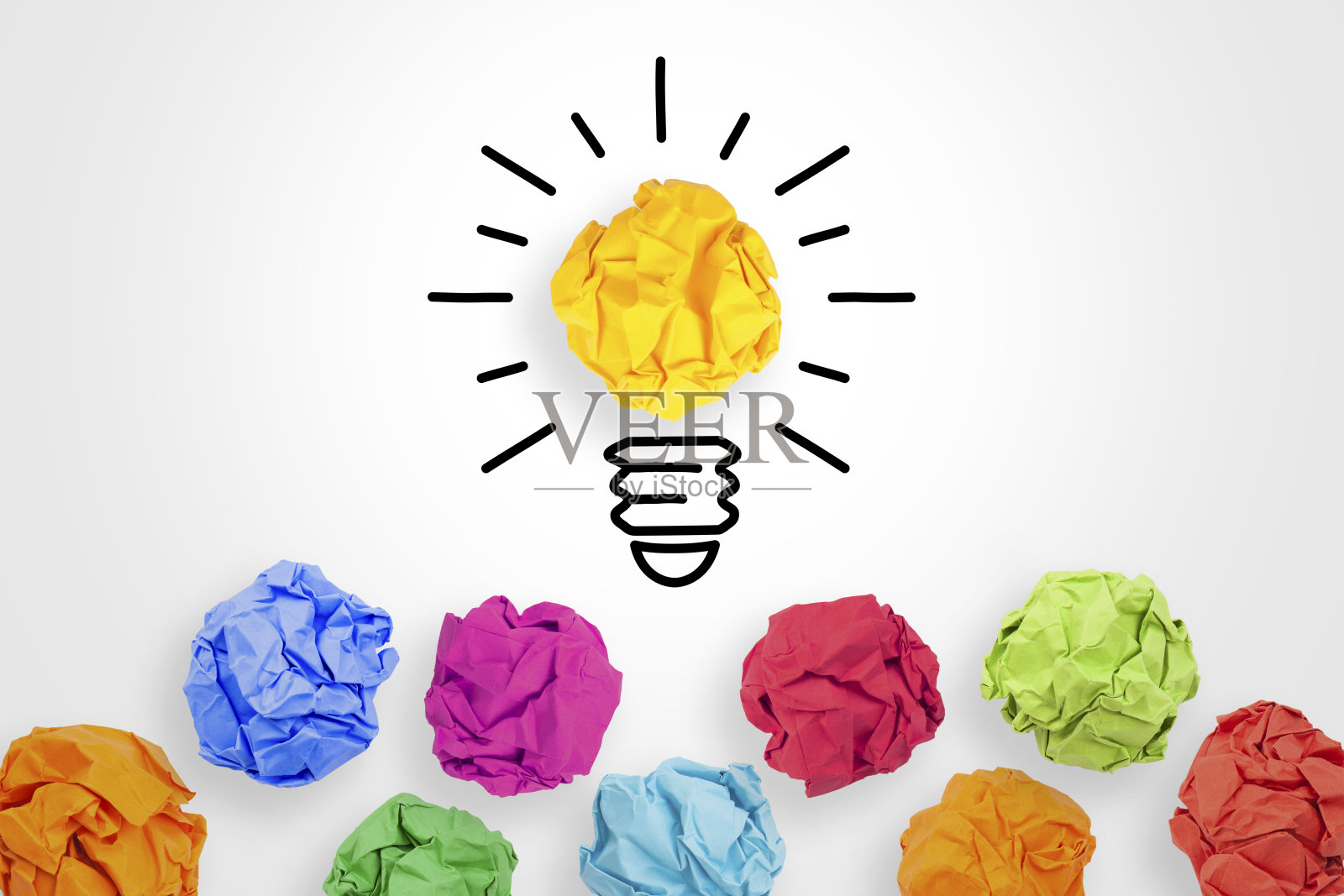 在白色背景上的灯泡皱巴巴的纸照片摄影图片