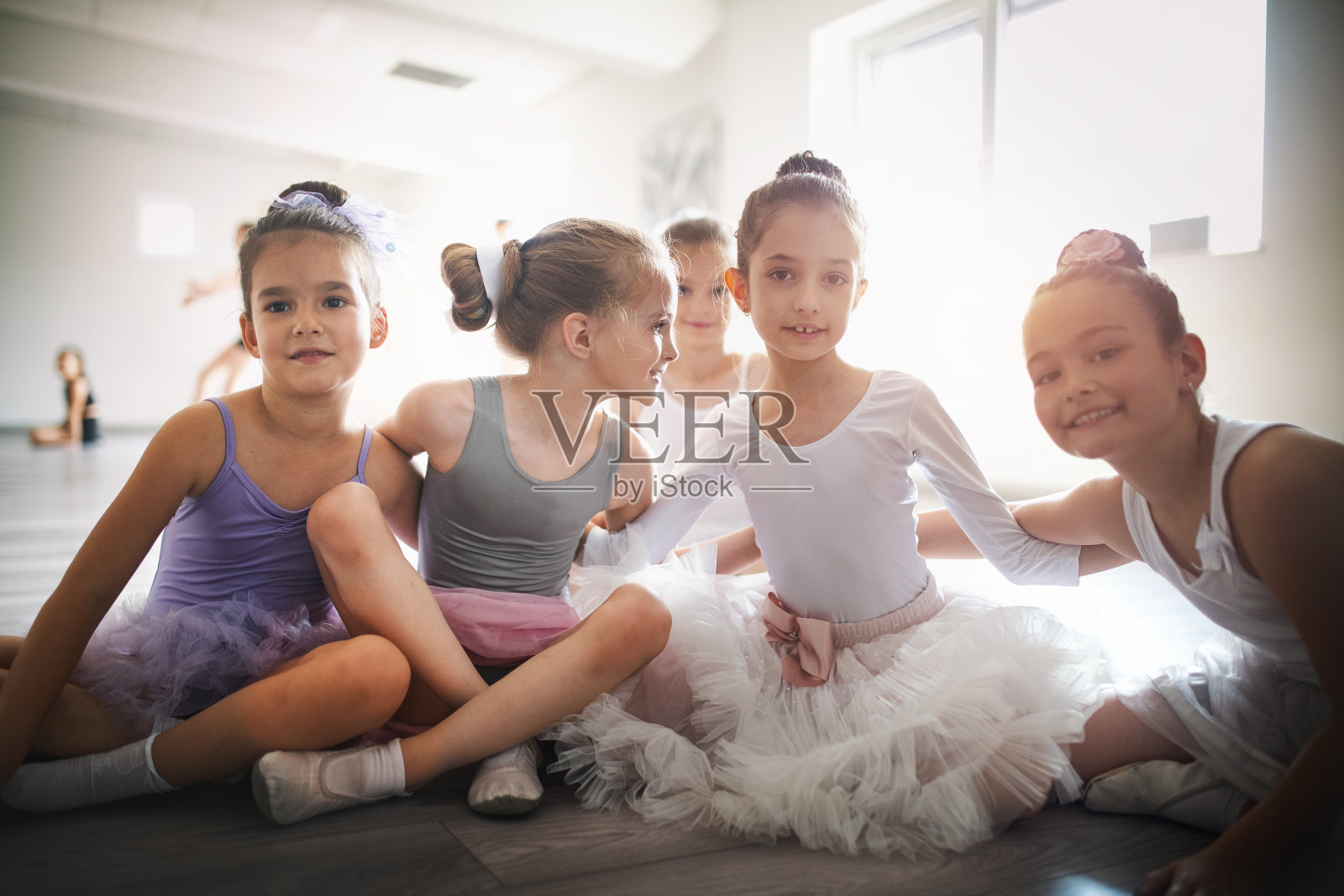 一群健康快乐的孩子在工作室一起练习芭蕾舞照片摄影图片