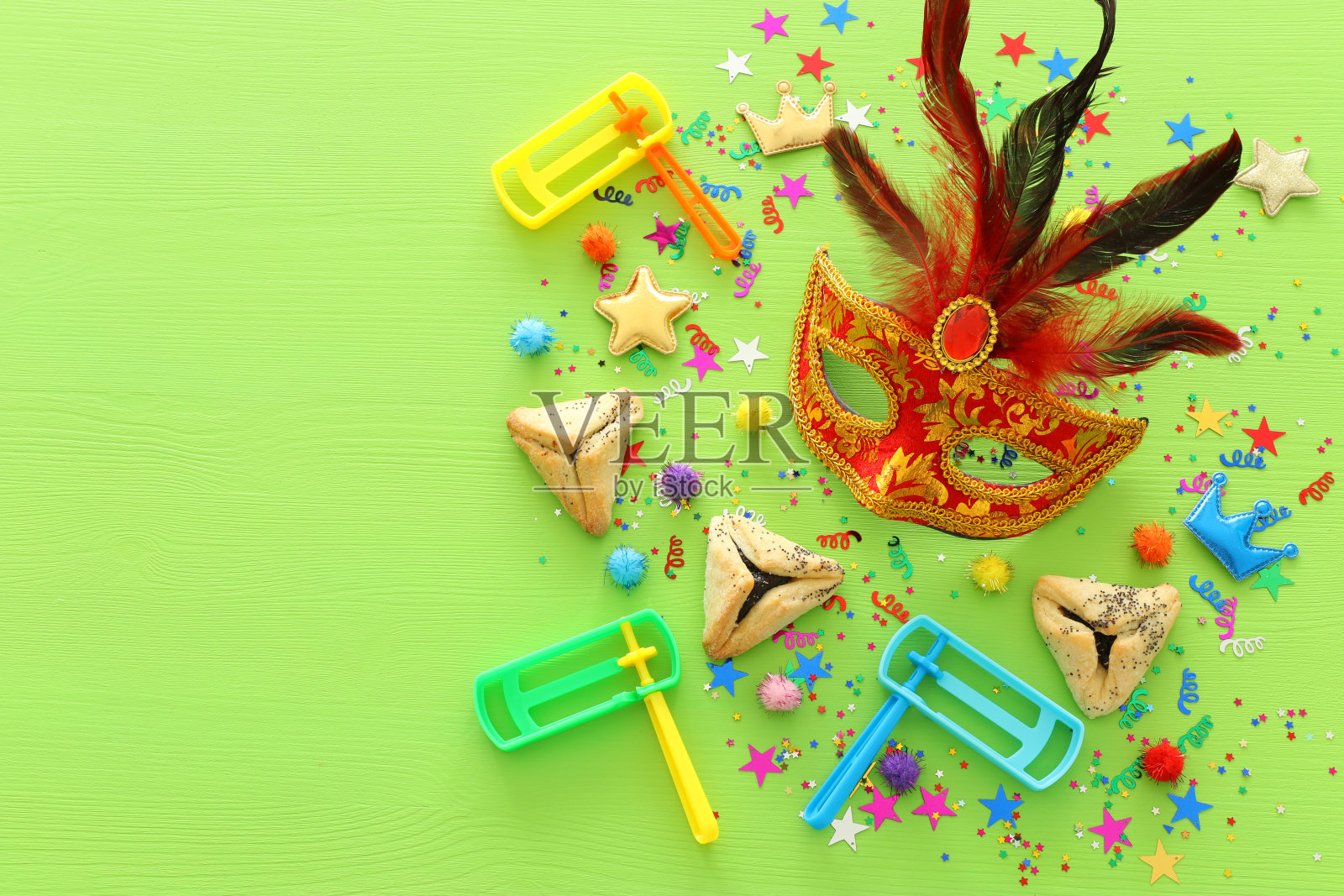普林节庆祝概念(犹太狂欢节节日)在木制的绿色背景。俯视图，平放照片摄影图片