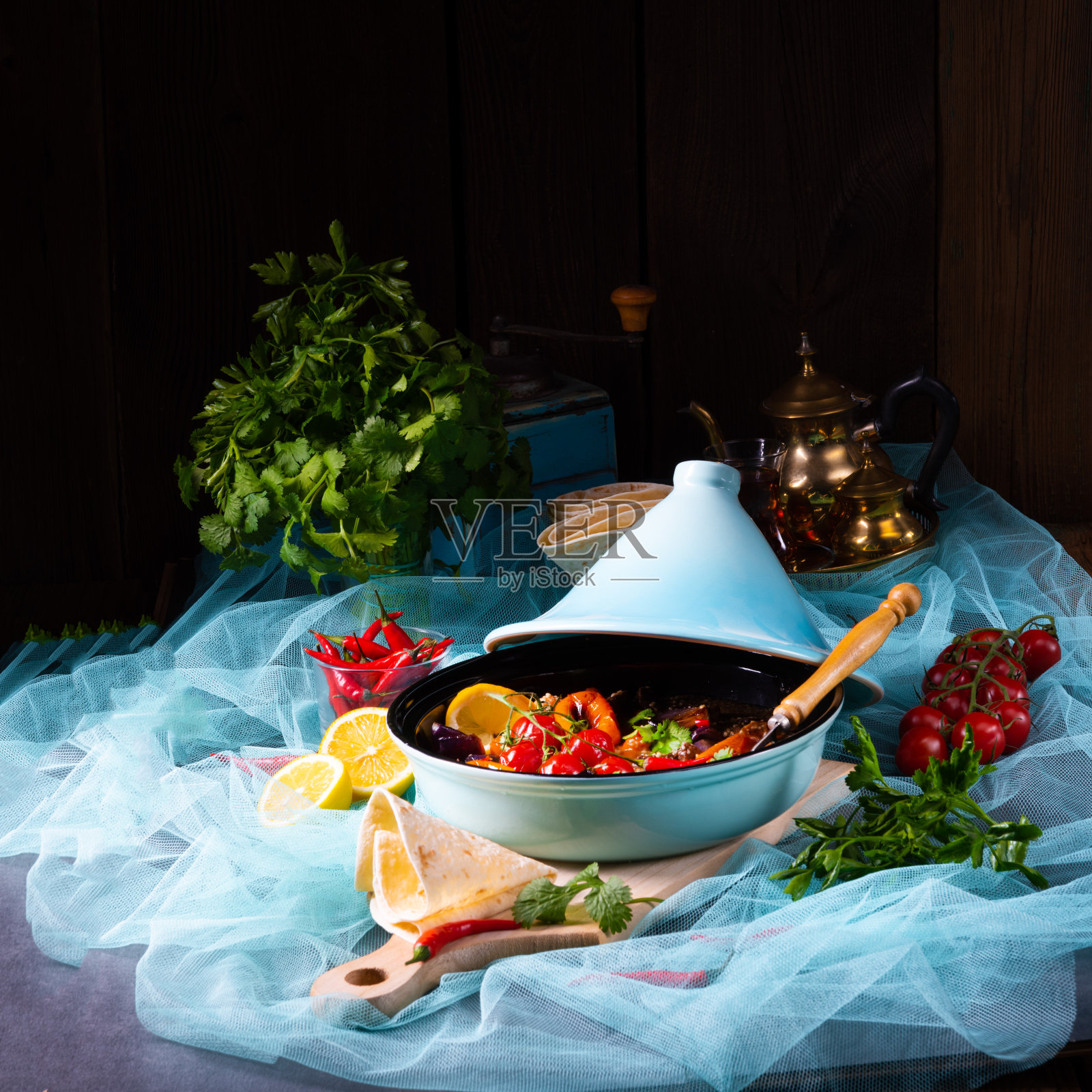 香辣牛肉配各种蔬菜炖锅照片摄影图片